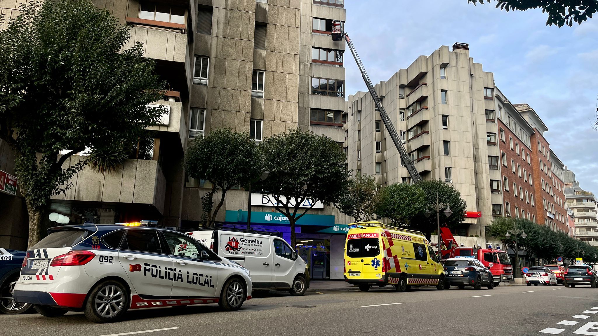 Un instante de la intervención de los bomberos en Gran Vía de San Marcos.