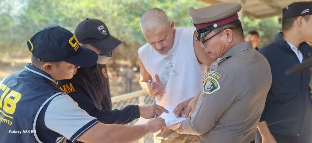 Frank Cuesta, con la policía tailandesa.