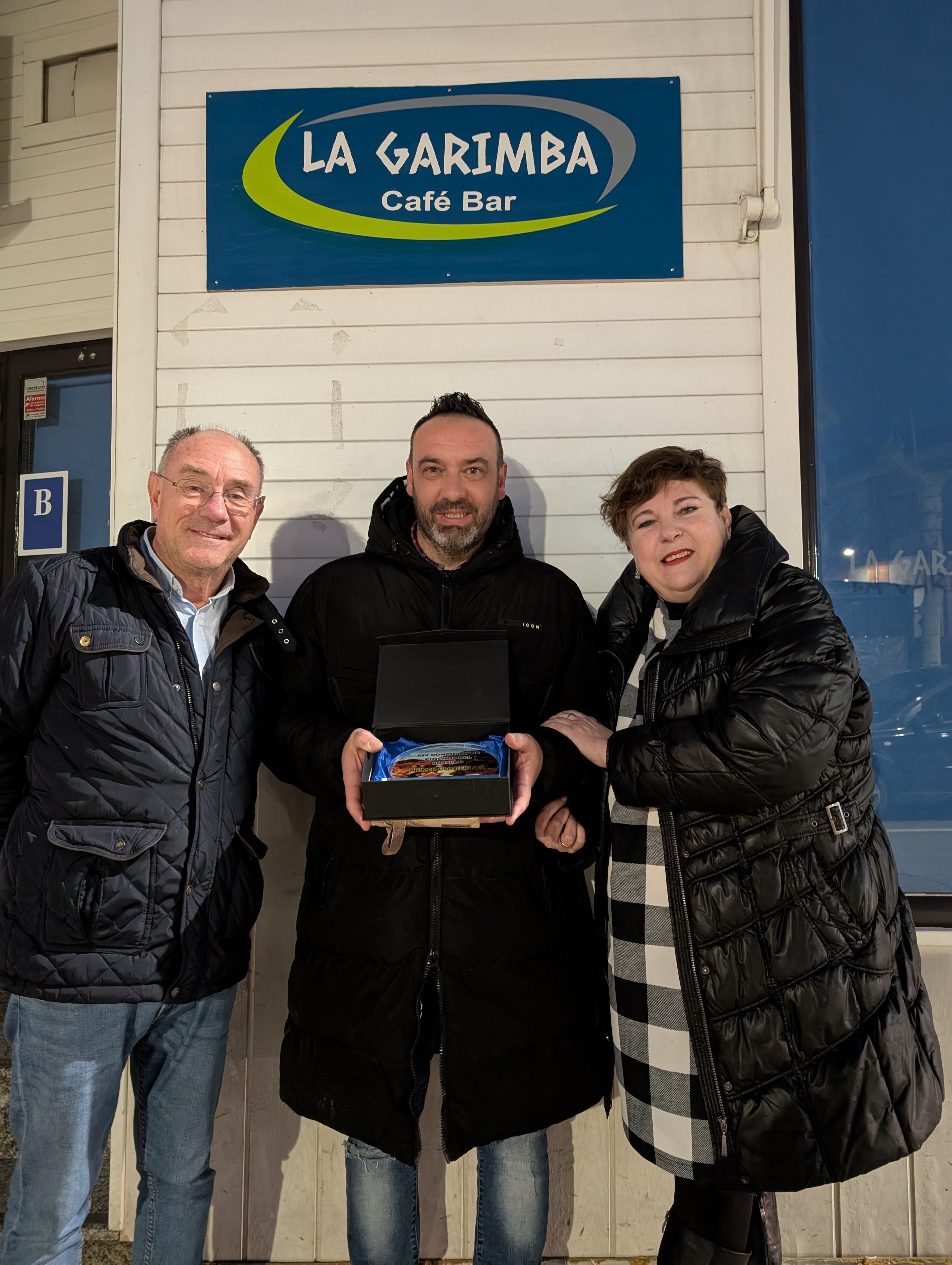 La Garimba Café-Bar, en Bembibre, recibe su premio.