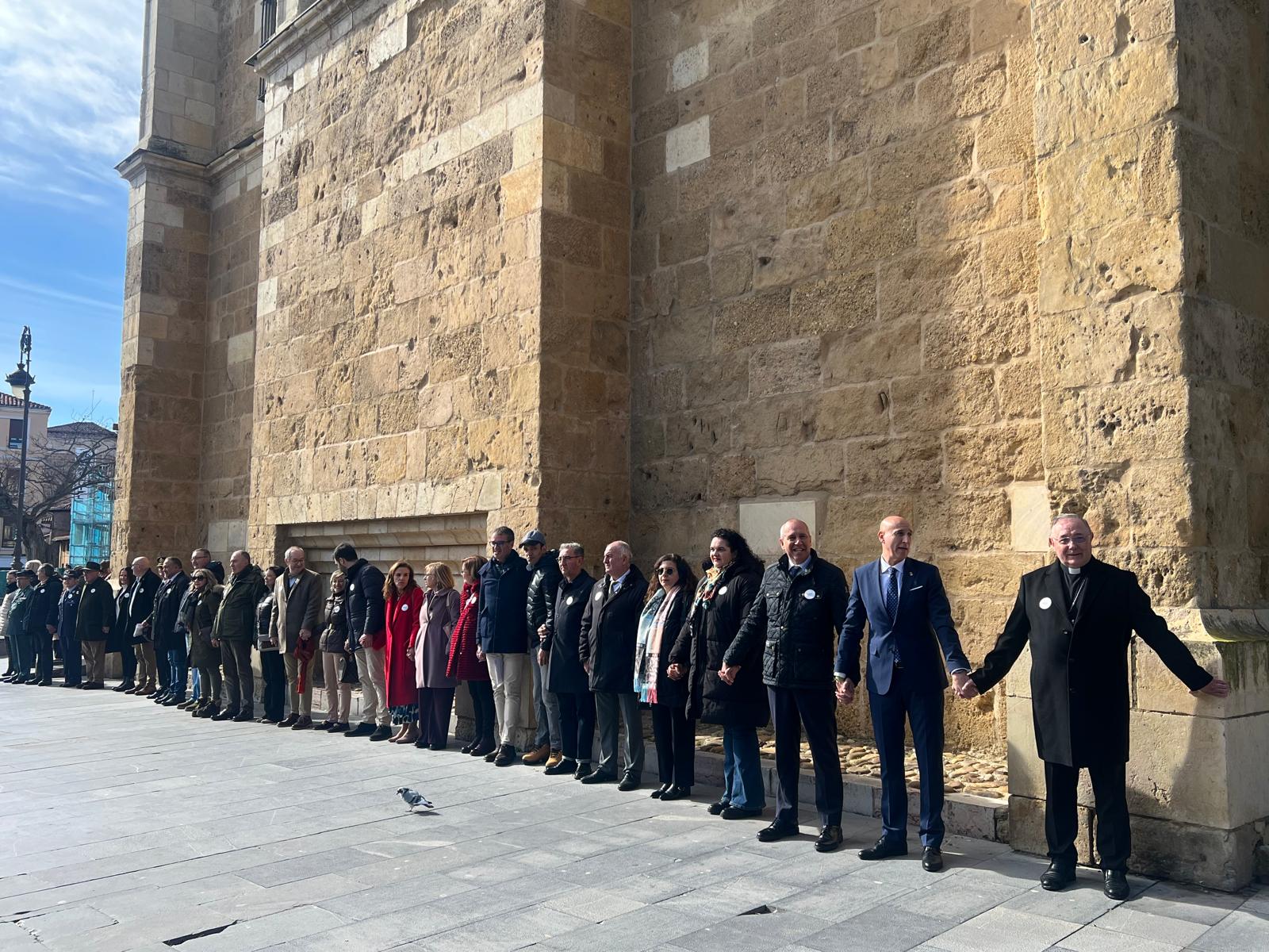 Las autoridades han participado en el abrazo simbólico a la Catedral de León. | M.H.