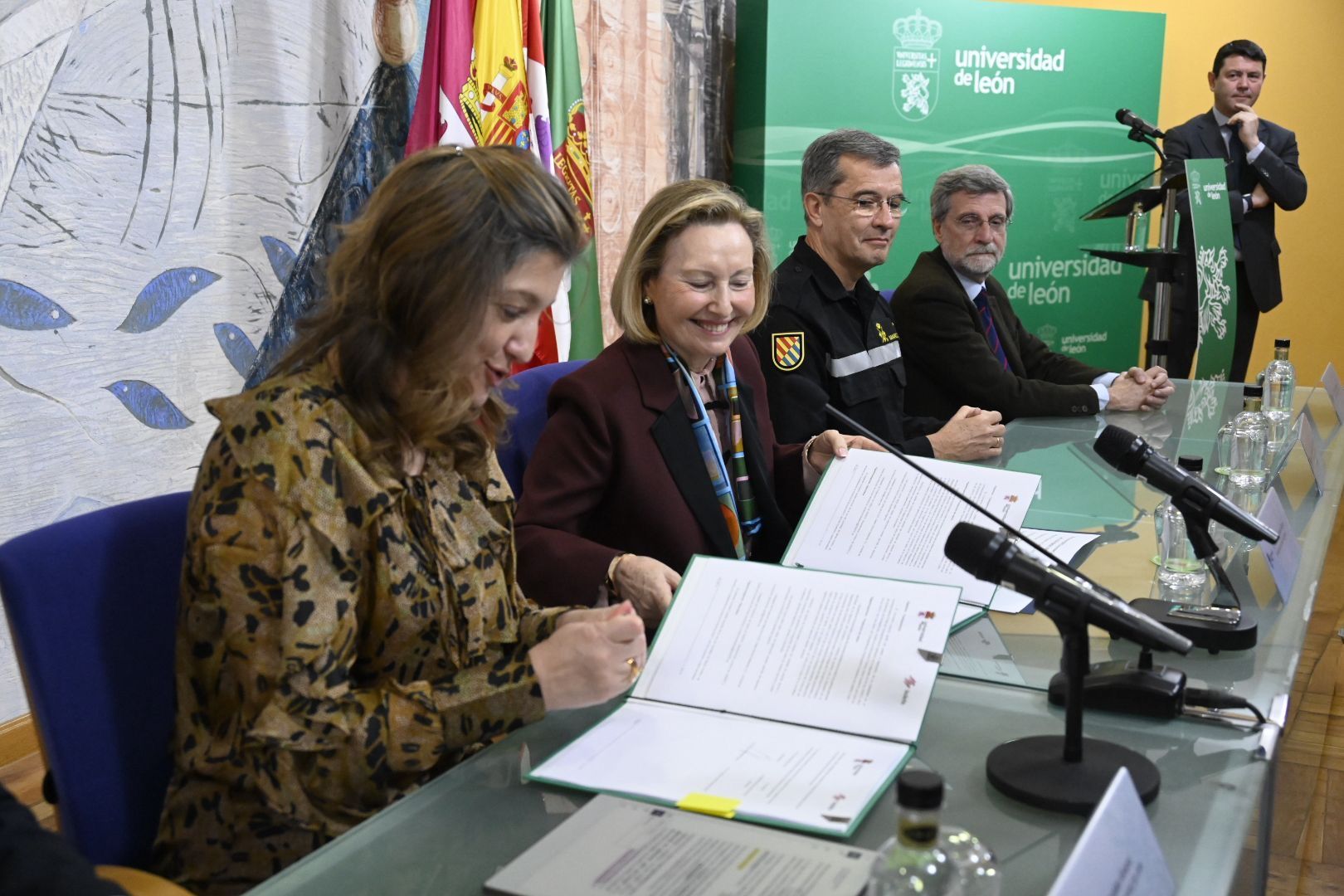 Firma del convenio para la creación de la nueva cátedra extraordinaria. SAÚL ARÉN