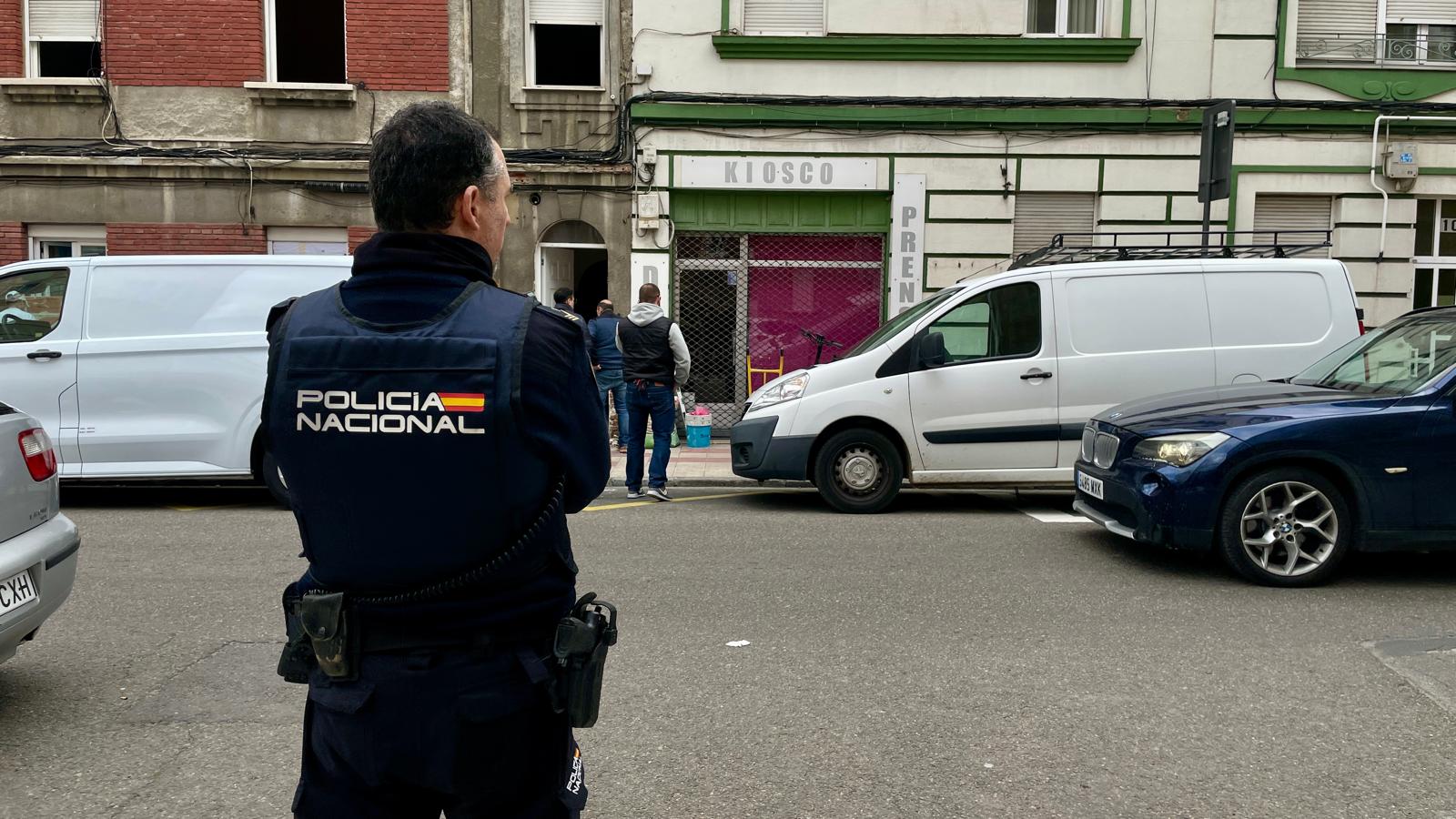 Agentes de la Policía Nacional vigilan el edificio donde se ha producido la operación.