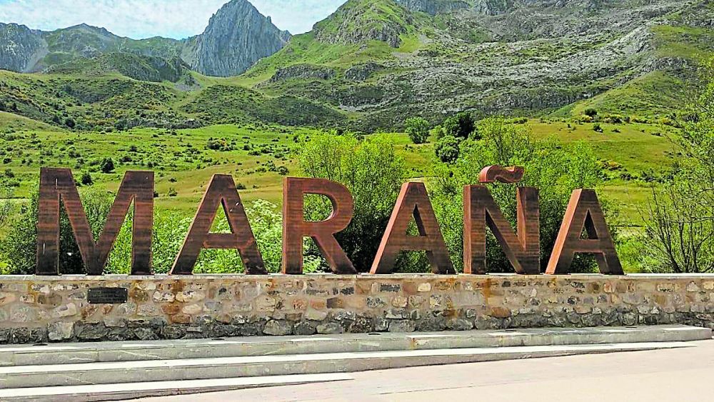 En la imagen, fotografía del cartel que preside la plaza de la localidad montañesa de Maraña. | AYTO. MARAÑA