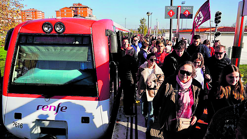 Un tren de Feve llega al apeadero de La Asunción abarrotado de usuarios que llegaban a la manifestación de noviembre. | CAMPILLO (ICAL)