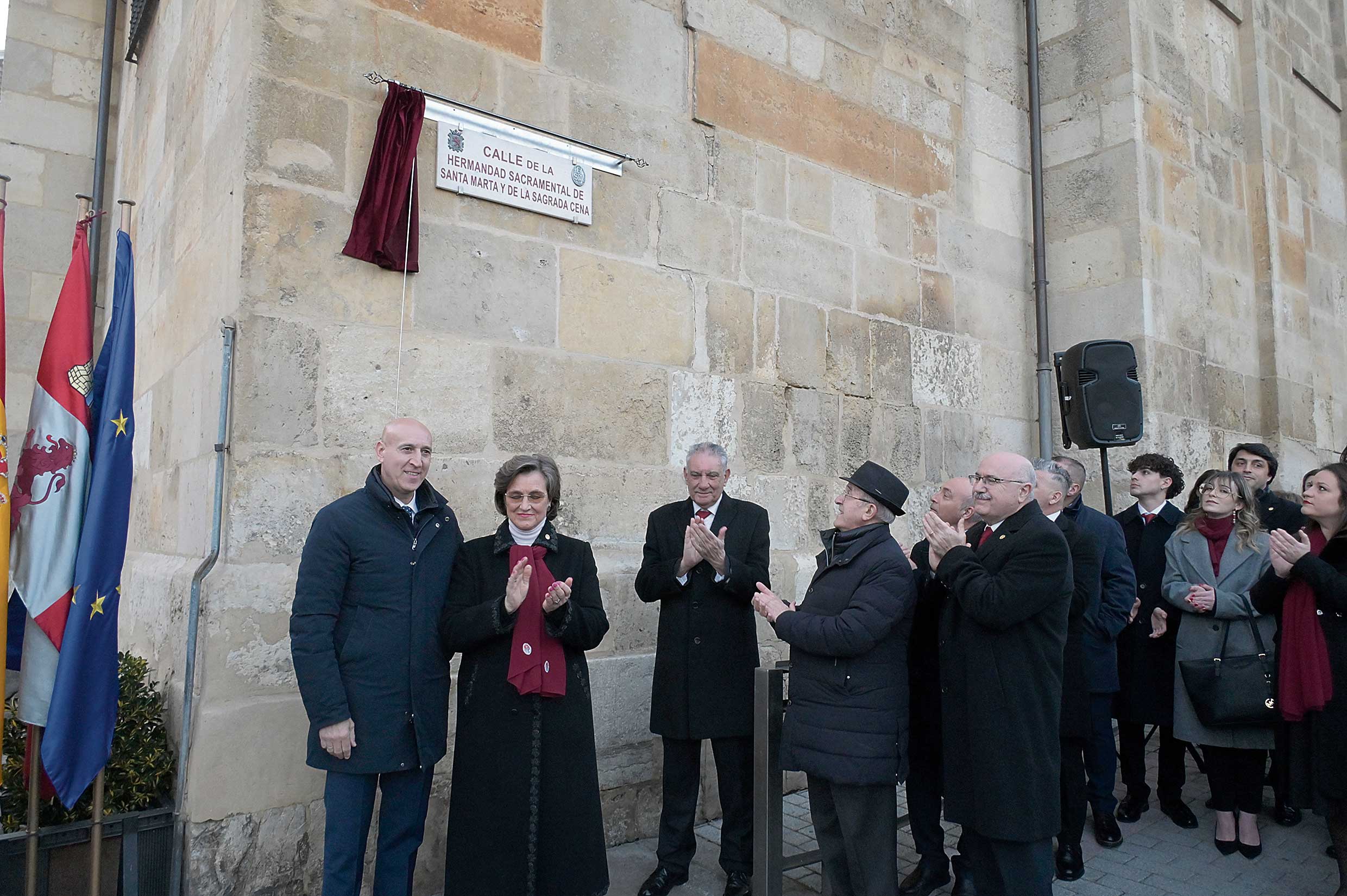 La abadesa–presidenta de la Hermandad, Camino Villanueva, descubre la placa junto al alcalde, José Antonio Diez. | MAURICIO PEÑA