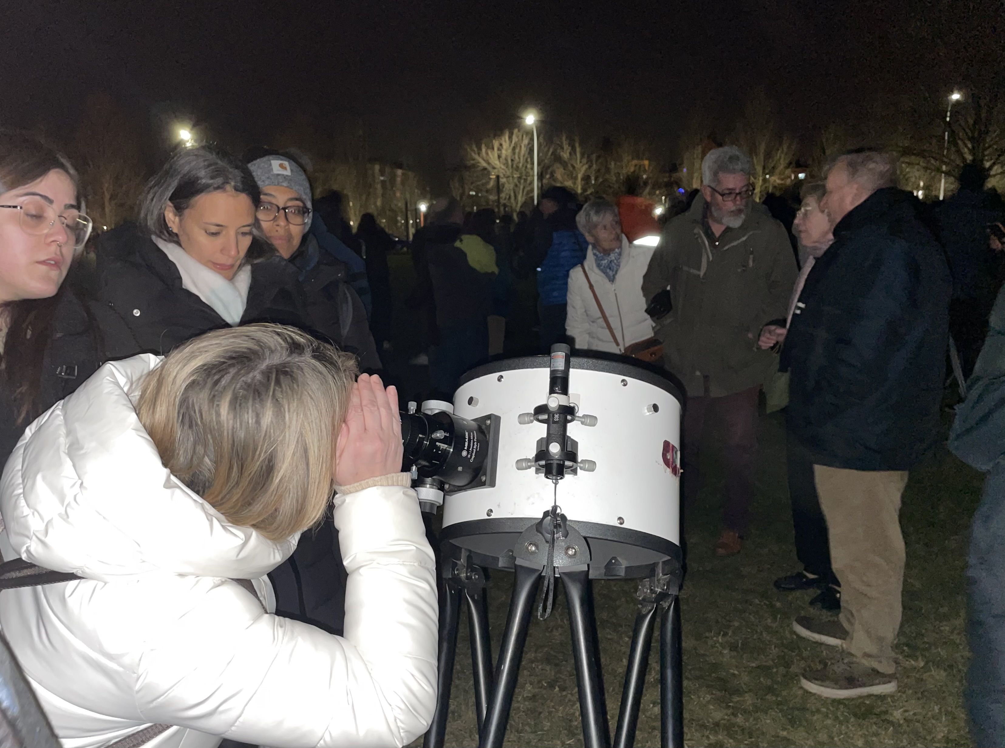 Una de las participantes en la actividad mirando por un telescopio. | L.N.C.