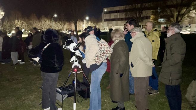 Leoneses mirando por el telescopio este viernes por la noche. | L.N.C.