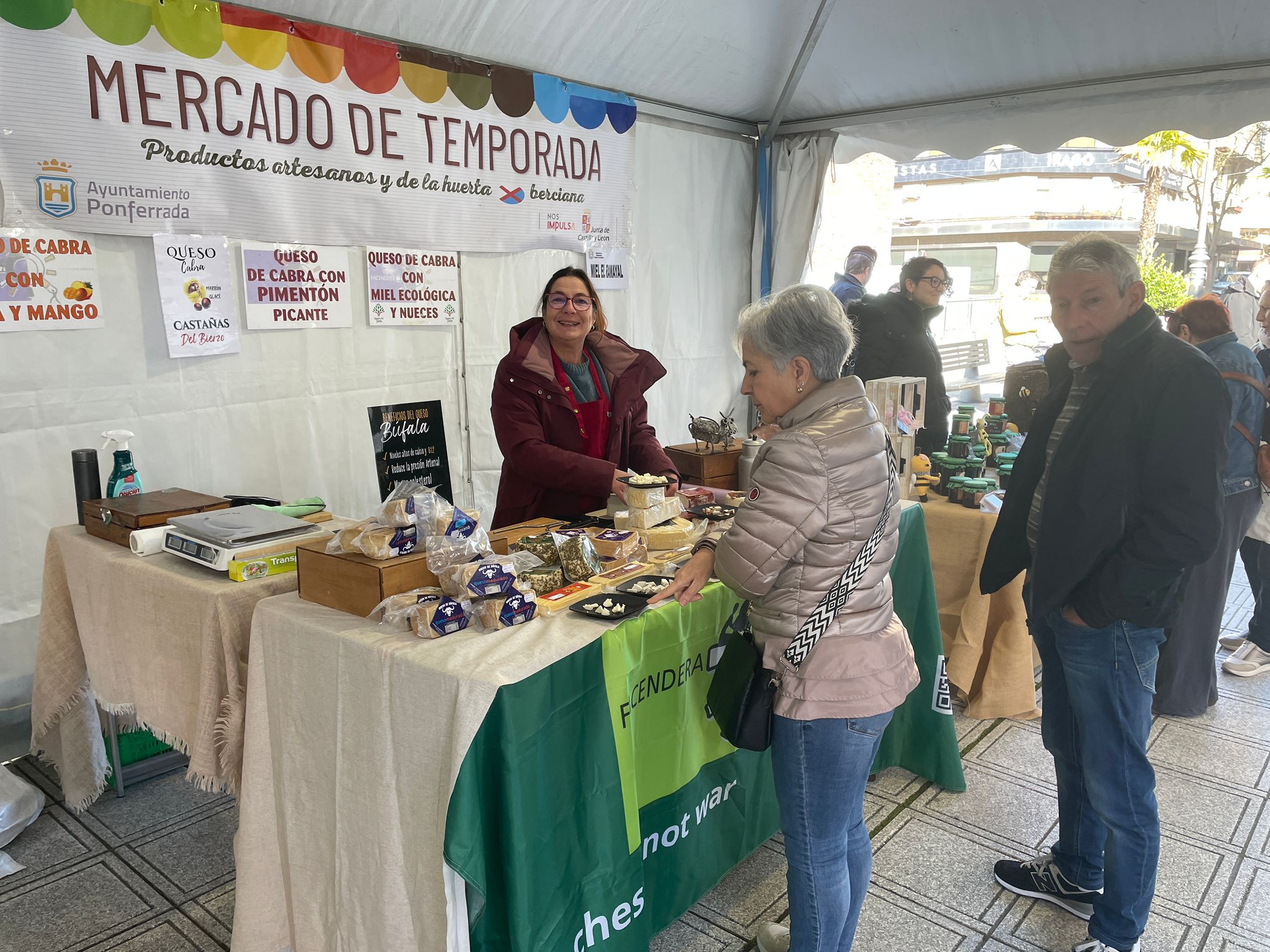 Uno de los puestos del mercado de invierno de Ponferrada. | JAVIER FERNÁNDEZ