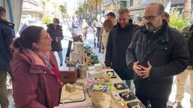 El alcalde Marco Morala y el teniente de alcalde Iván Alonso visitaron el mercado. | J.F.