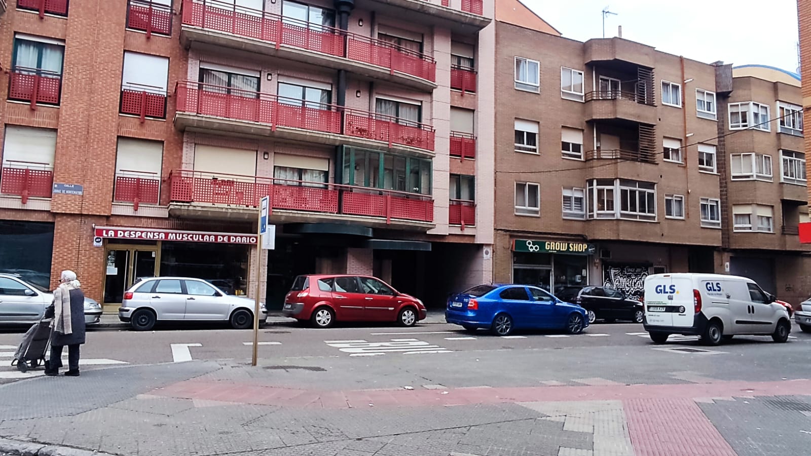 Parada de autobús urbano de León en la calle de San Juan de Sahagún. | L.N.C.