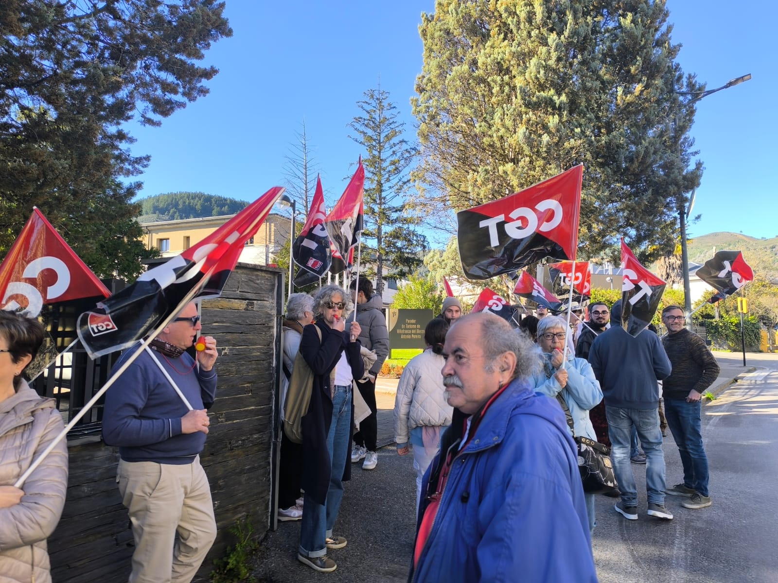 Protesta frente al parador de Villafranca del Bierzo. | L.N.C.