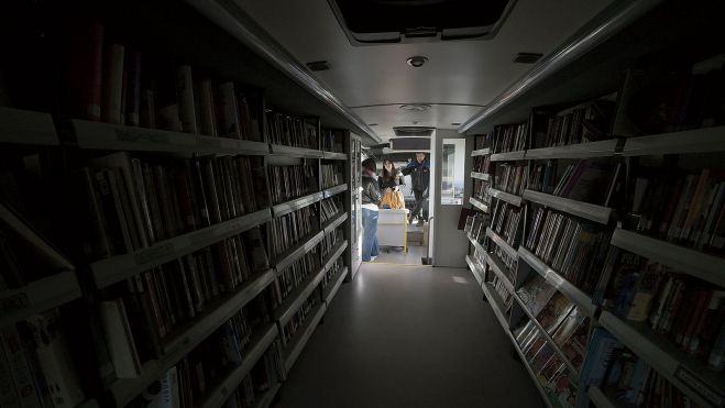 El vehículo puede cobijar entre dos mil y tres mil volúmenes, aunque la biblioteca cuenta con veinte mil adicionales por cada bibliobús