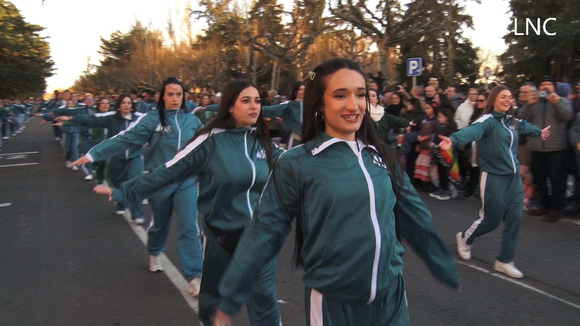 León quita el frío con un desfile de Carnaval protagonizado por el 'El juego del calamar'