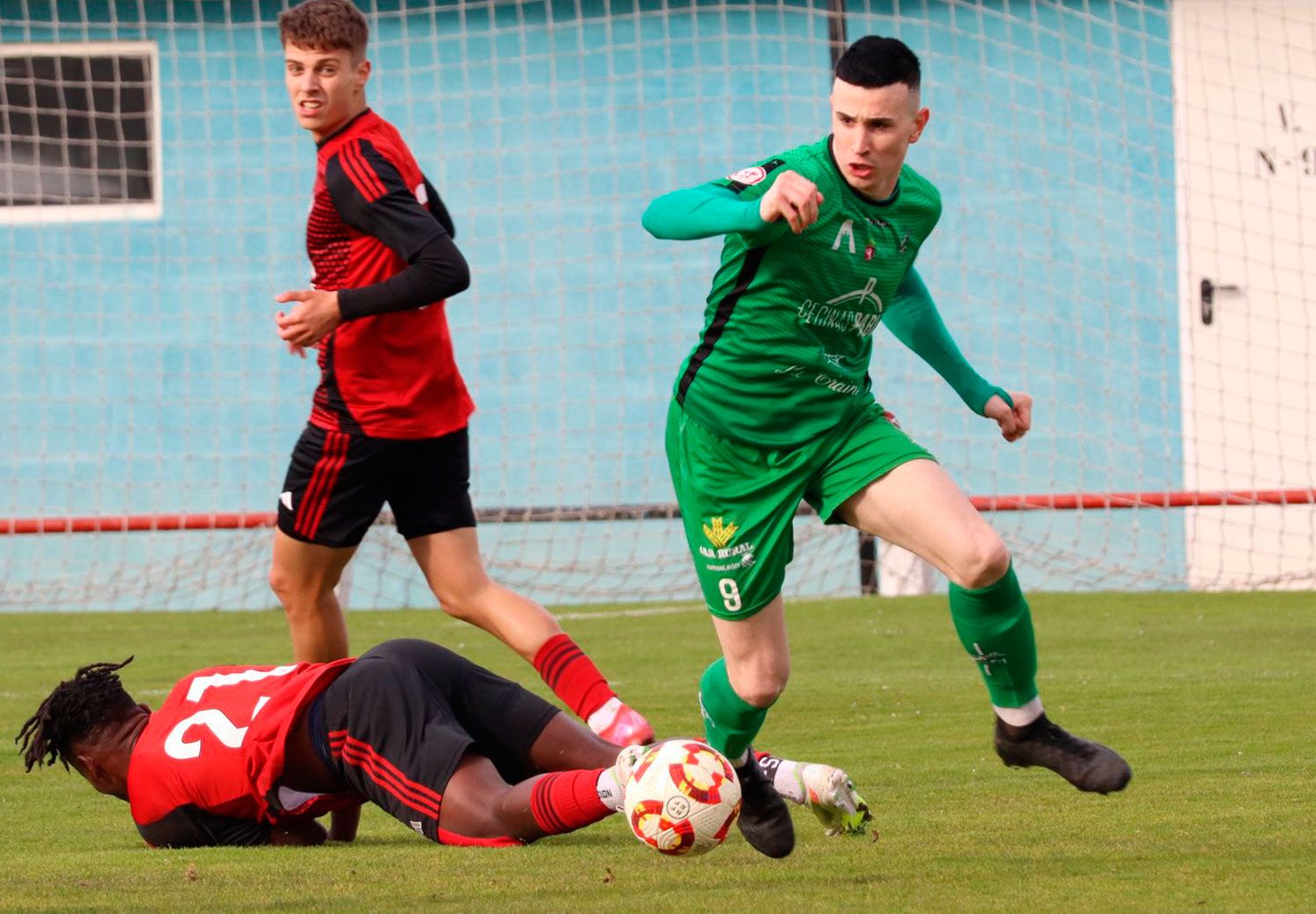 Un lance del choque entre el Mirandés B y elAstorga. ATLETICO ASTORGA