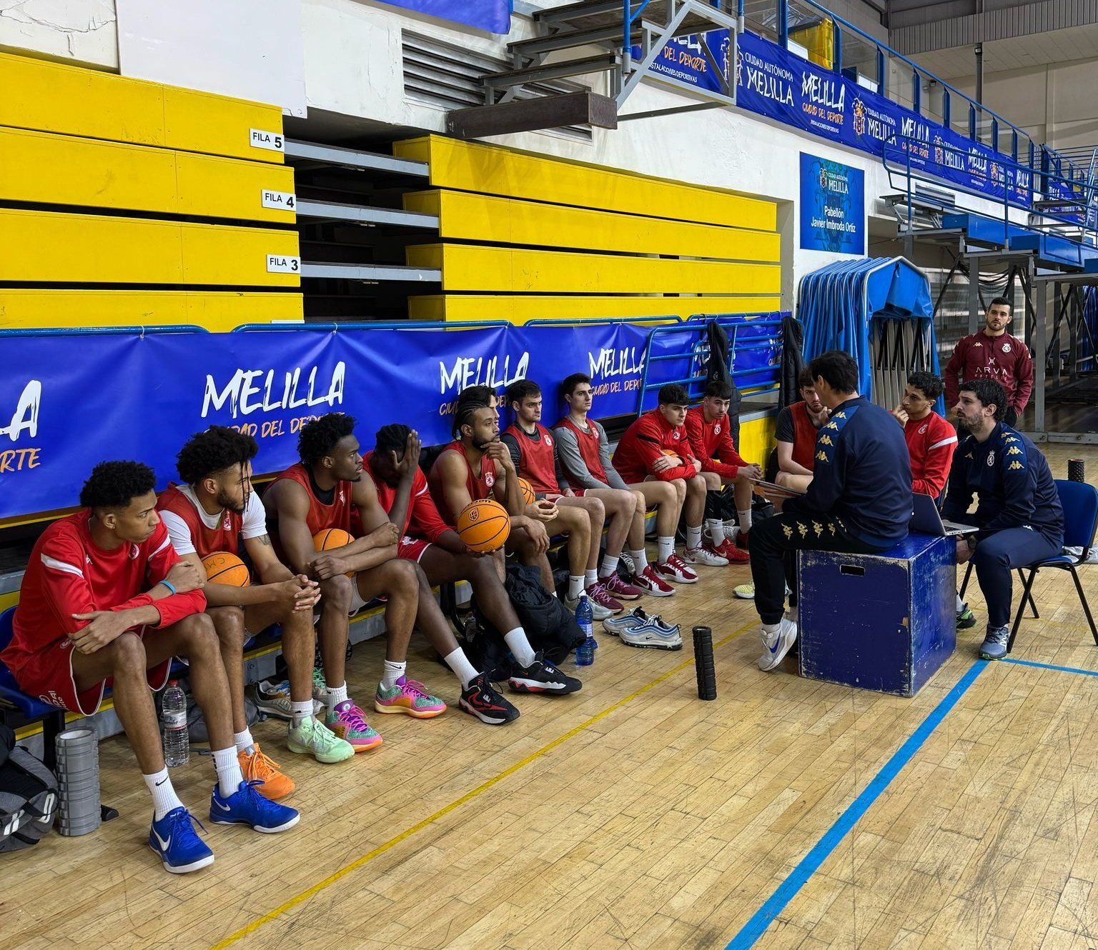 Luis Castillo da instrucciones a sus jugadores en Melilla.  CULTUBALONCESTO