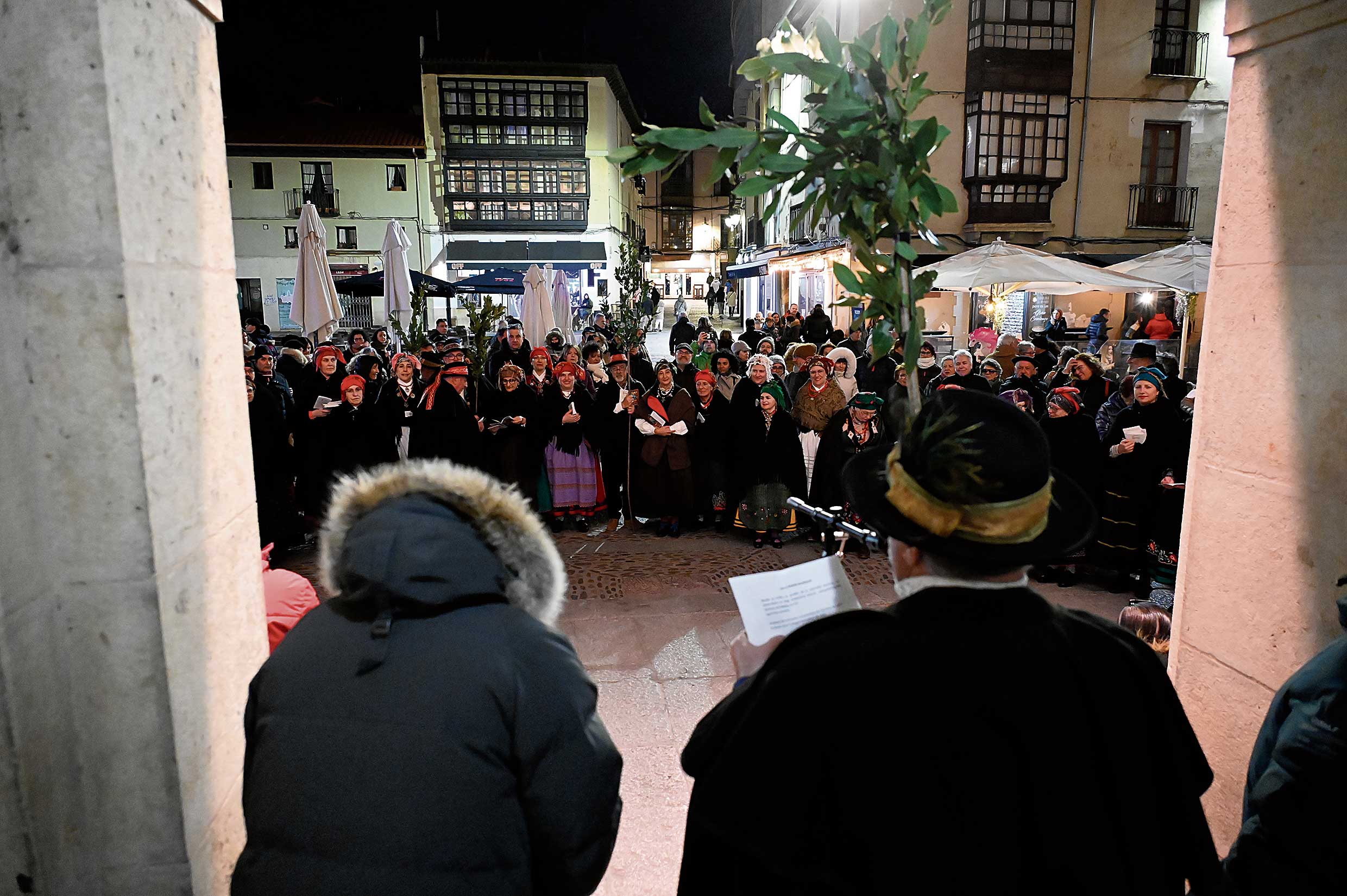 Aunque la ronda leonesa de las marzas dice celebrar la salida del invierno y del frío... la tarde de ayer no lo parecía, pero tampoco amilanó al personal. | SAÚL ARÉN