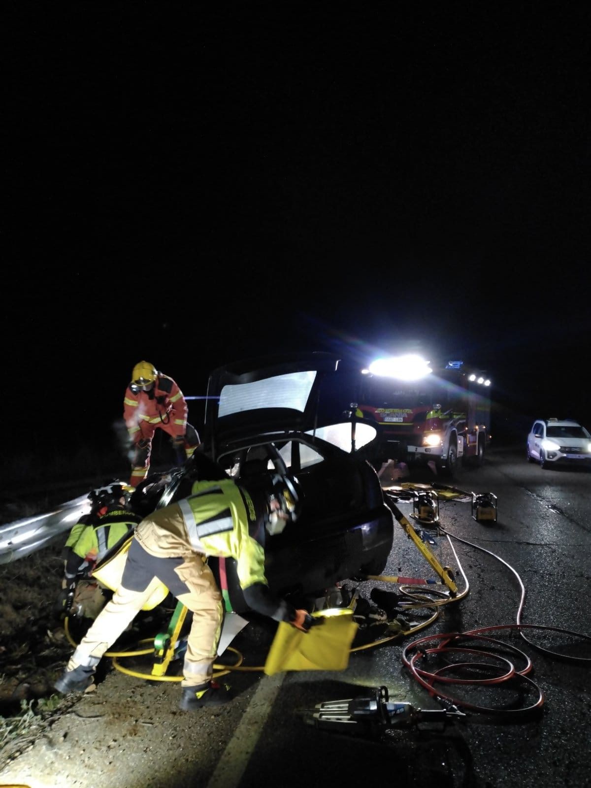 Vehículo accidentado. | BOMBEROS DIPUTACIÓN DE LEÓN