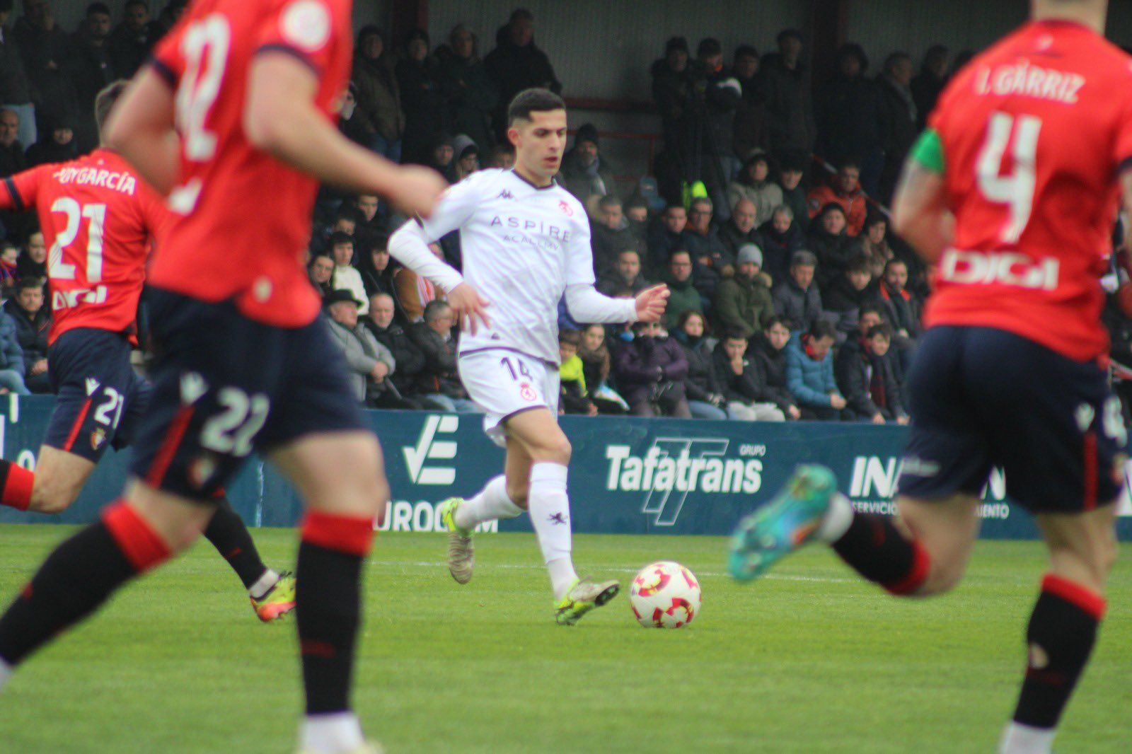 El mediocentro de la Cultural, Bicho, da un pase entre defensores del Osasuna B. | CYD