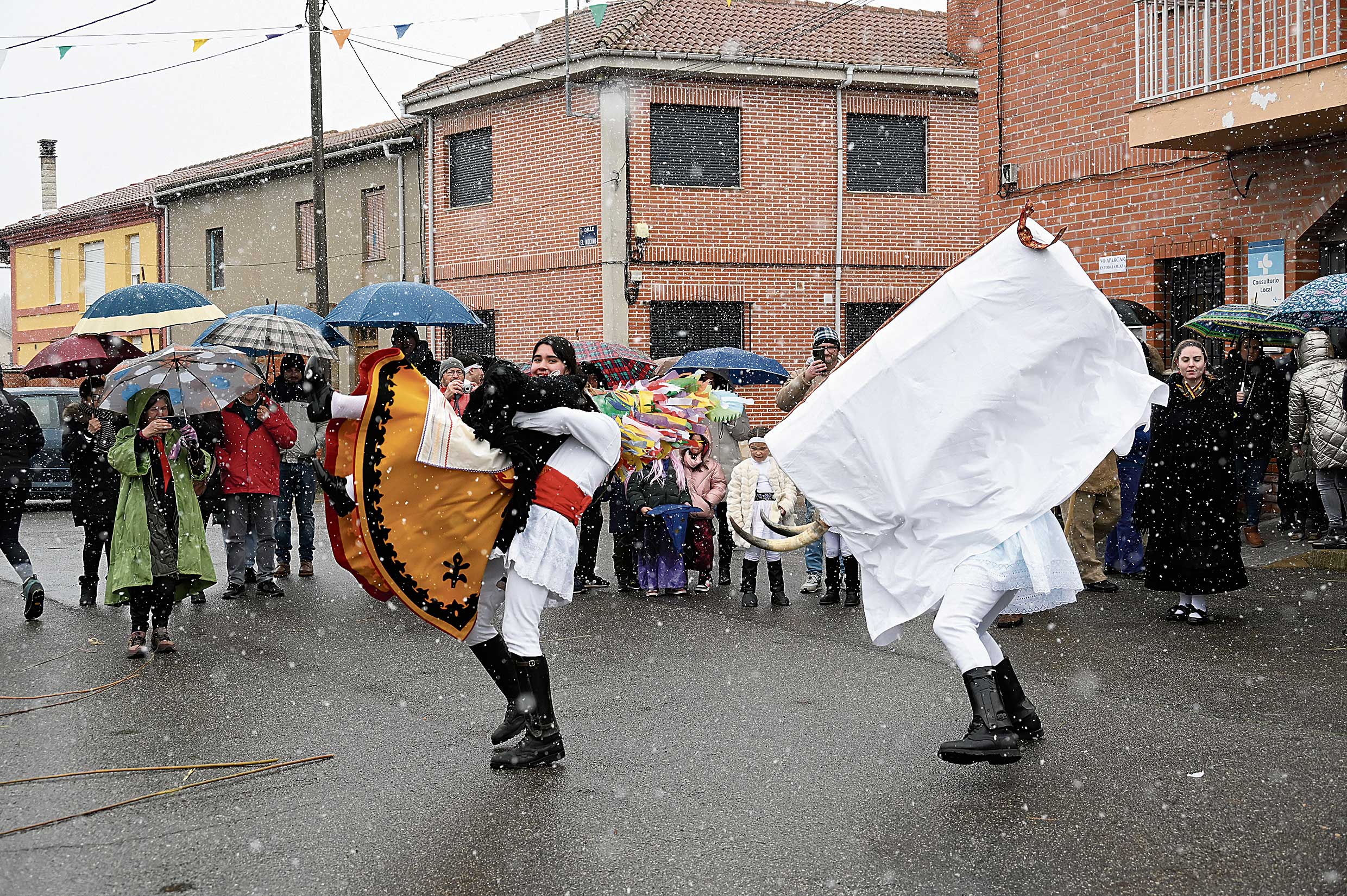 Toros, guirrios y algún copo de nieve en el Carnaval de Velilla de la Reina. | SAÚL ARÉN