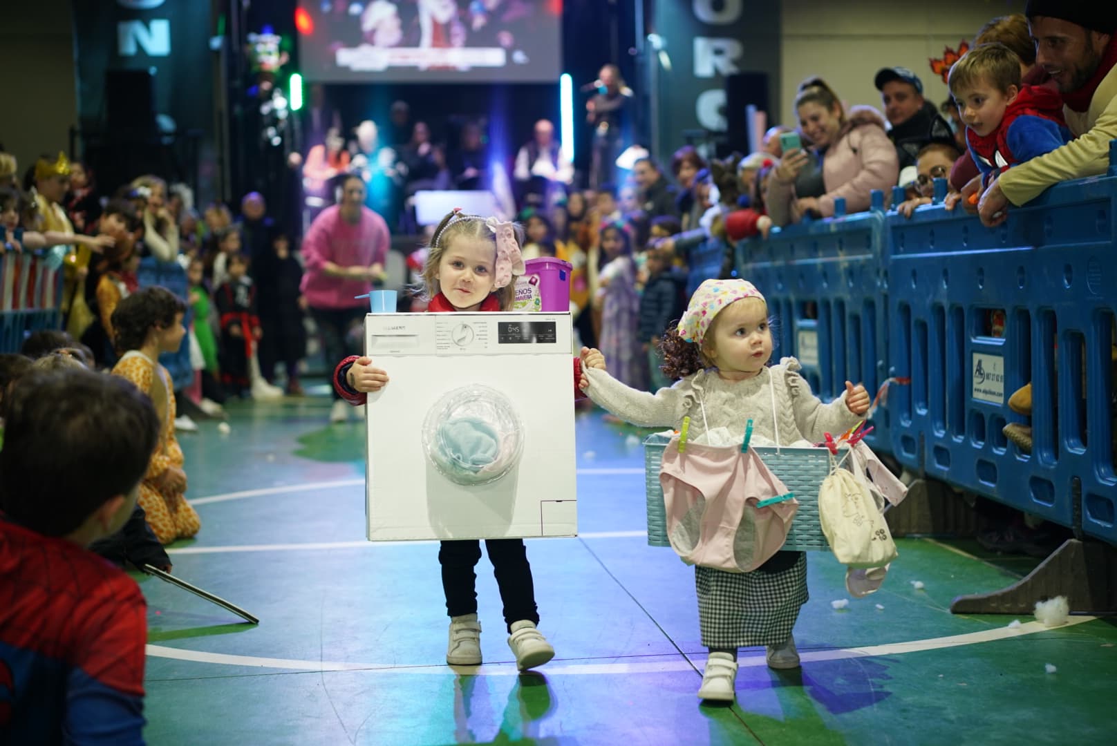 La fiesta de Carnaval de Azadinos se celebró este domingo por la tarde. | L.N.C.