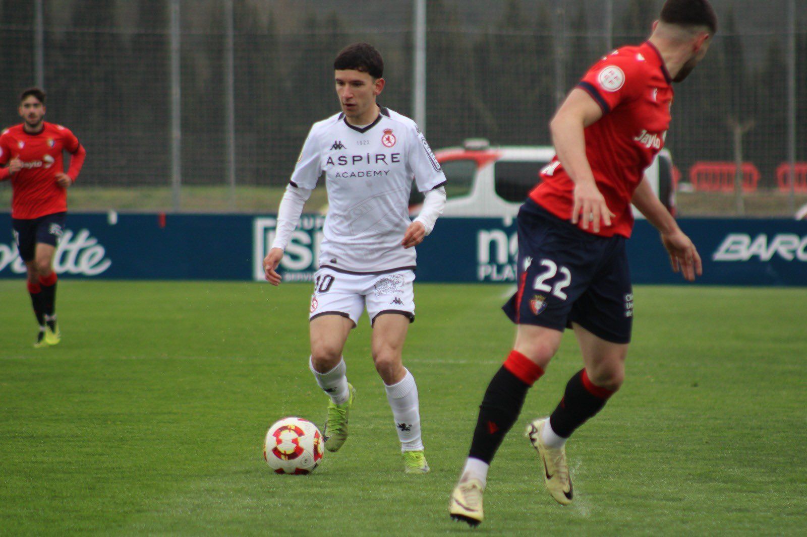 El mediapunta Chacón encara a un rival durante el partido entre Cultural y Osasuna B. | CYD