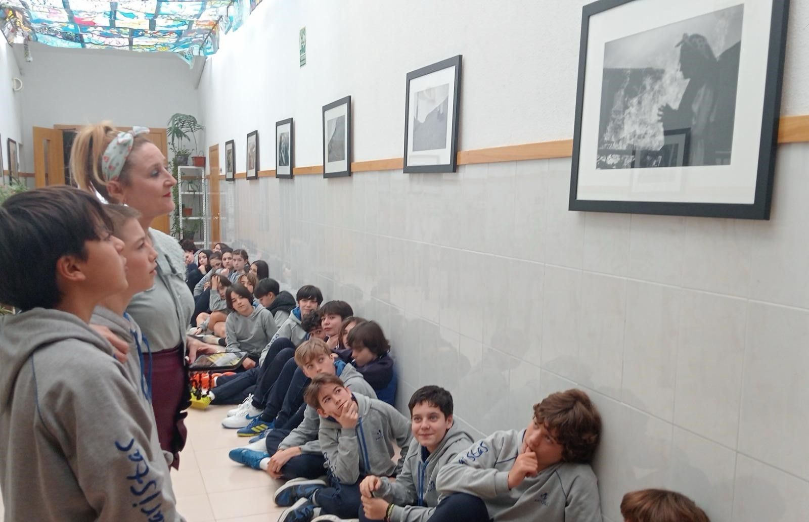 La fotógrafa junto a los alumnos del Colegio Marista San José. | L.N.C.