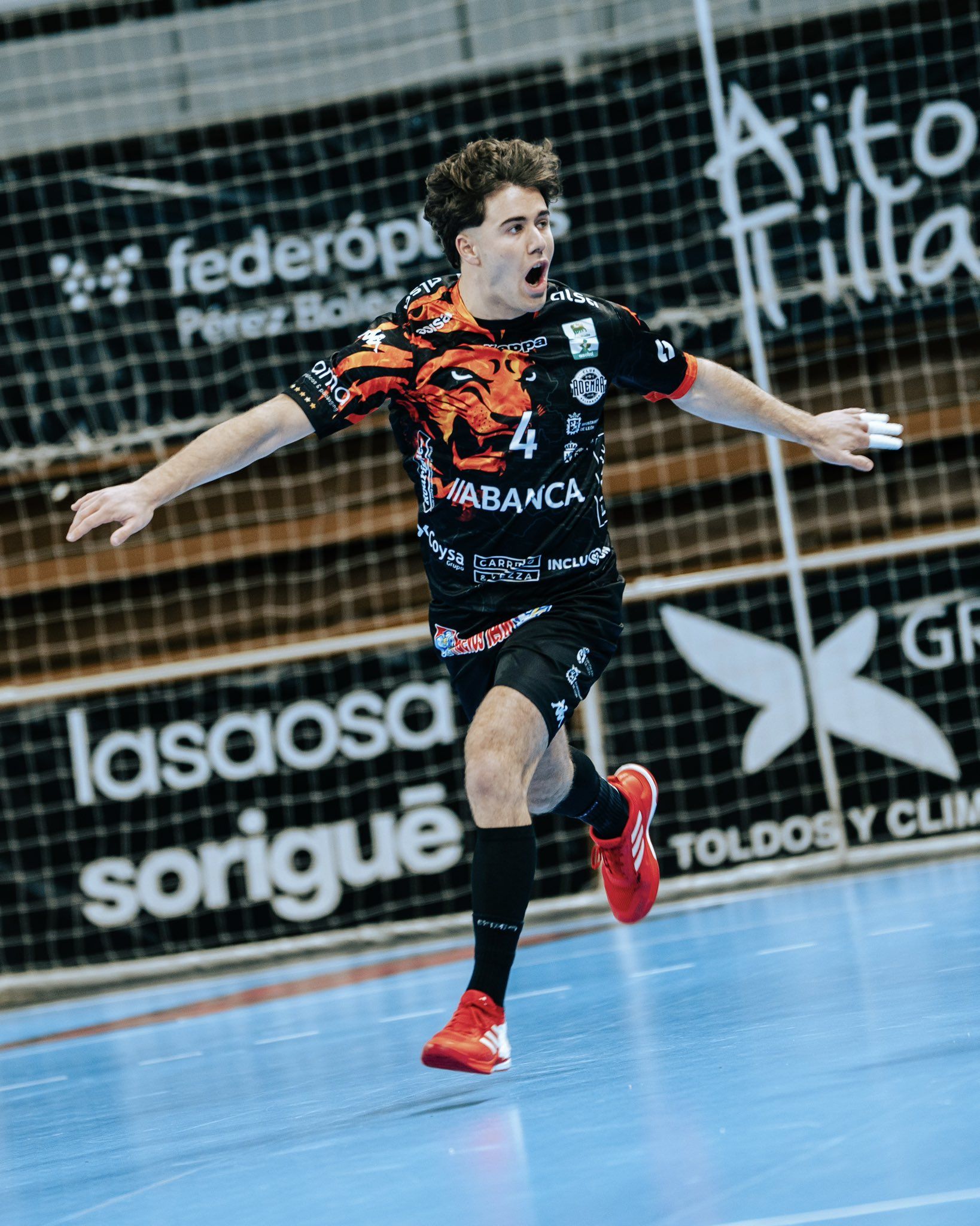 Carlos celebra un gol durante el partido del Ademar en Huesca. | JESÚS BARRABÉS 