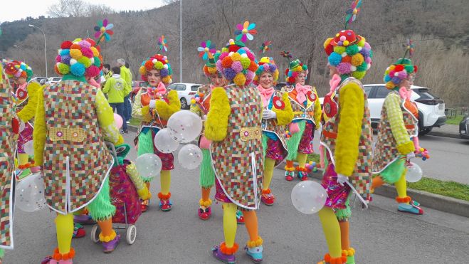 Uno de los grupos que más colorido le puso al Carnaval en Ponferrada. | MAR IGLESIAS