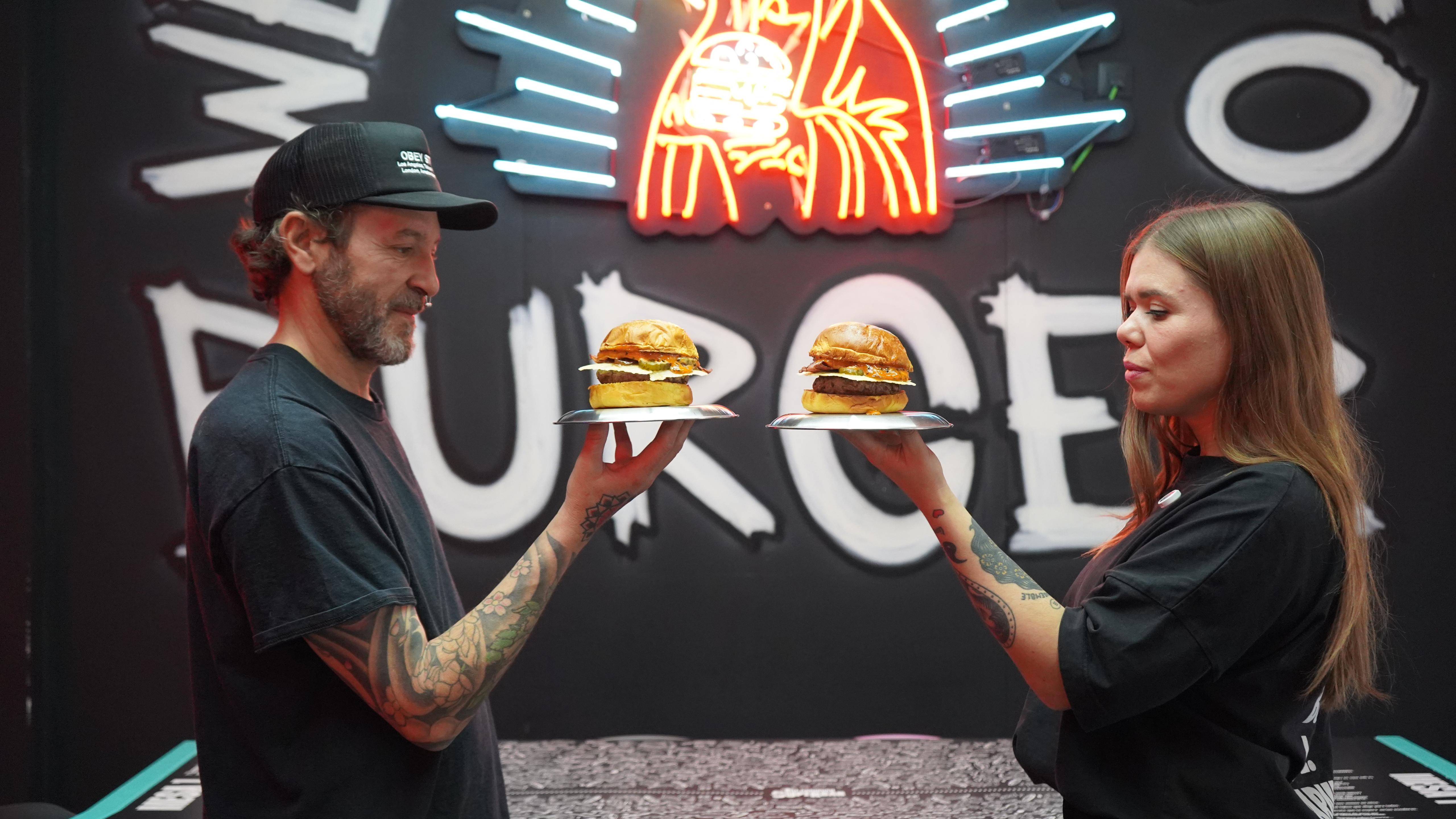 Jorge y Shara, de The Carnivan, con la hamburguesa que les ha hecho ganar el campeonato de España, la EM2.