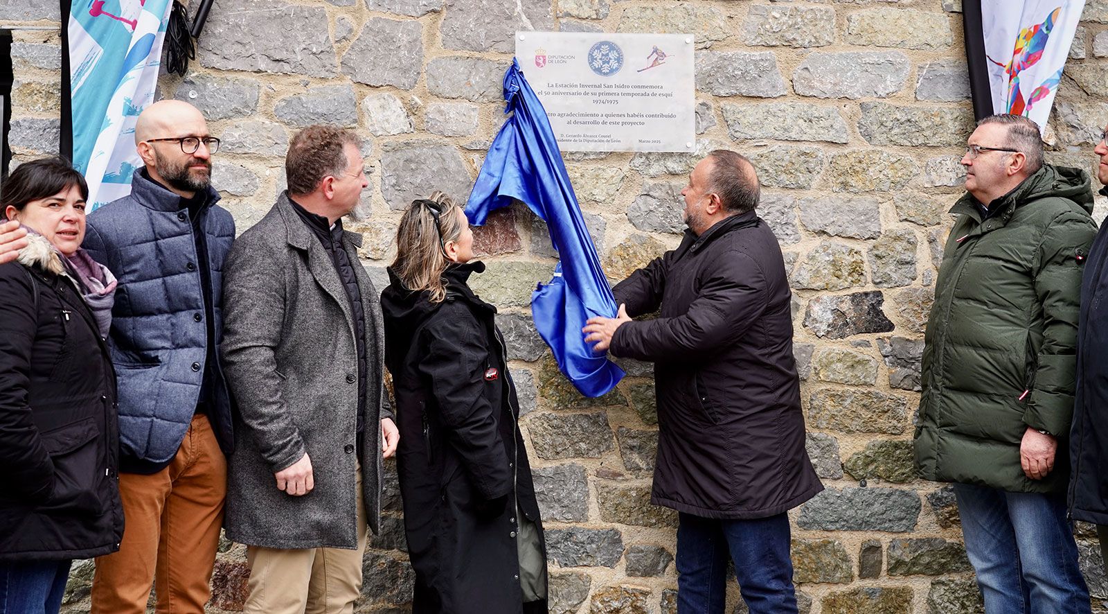 Momento en el que se descubre la placa conmemorativa del medio siglo de vida de la estaciión. | CAMPILLO (ICAL)