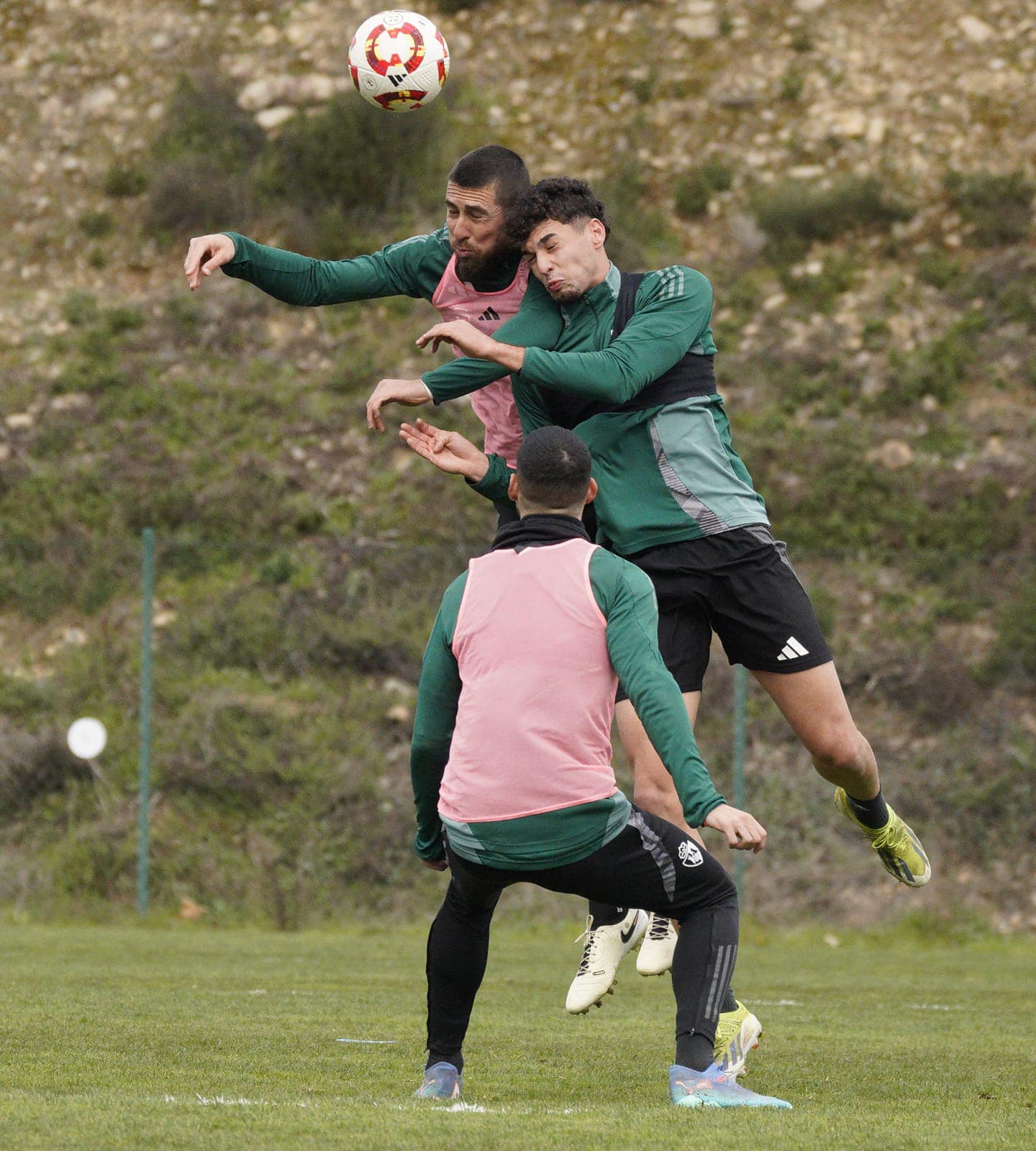 Costa y Andújar en una disputa de balón durante un entrenamiento. SDP