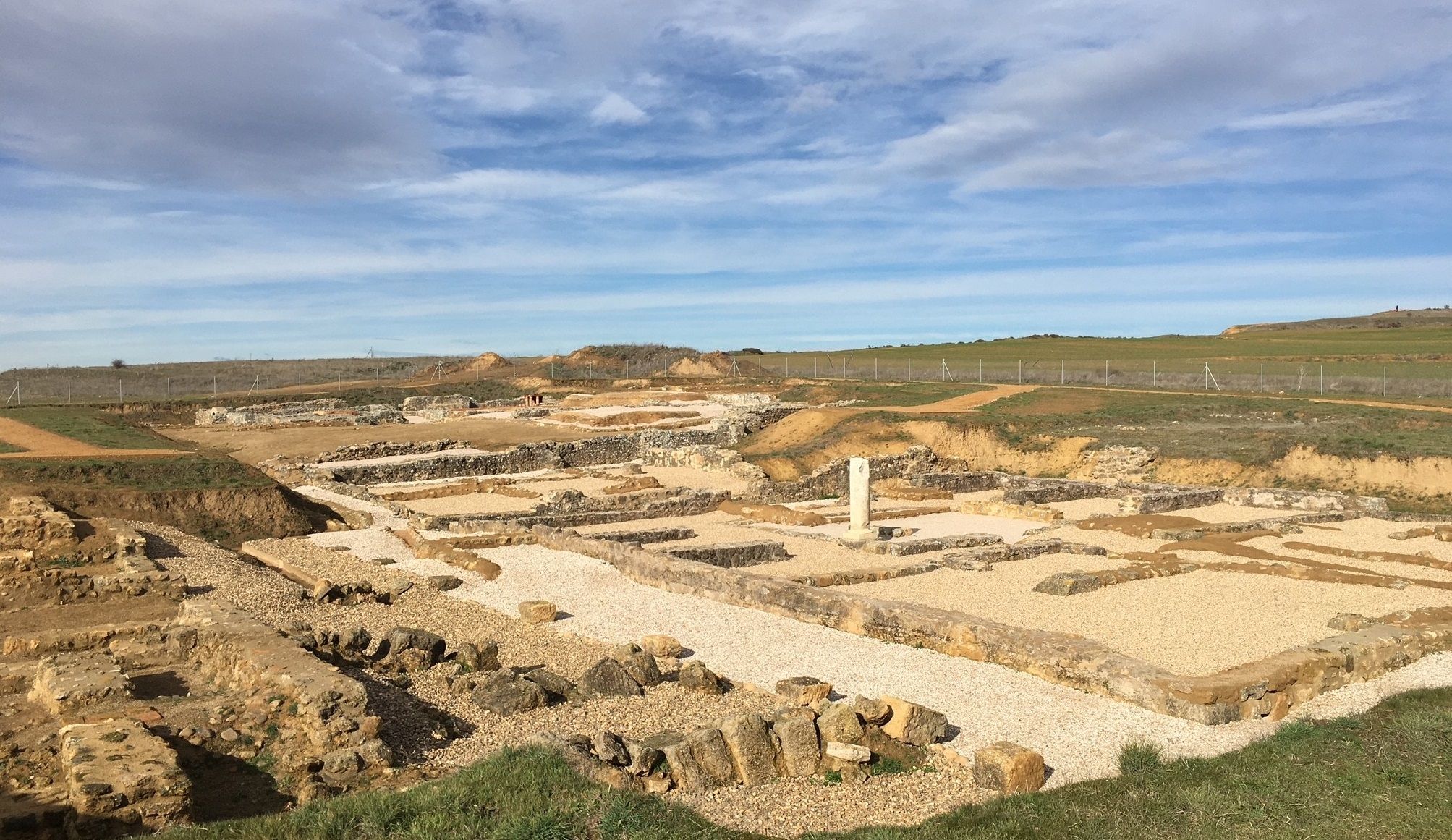 En la fotografía, vista del yacimiento astur-romano de Lancia, dónde los trabajos llevan paralizados dos años. 