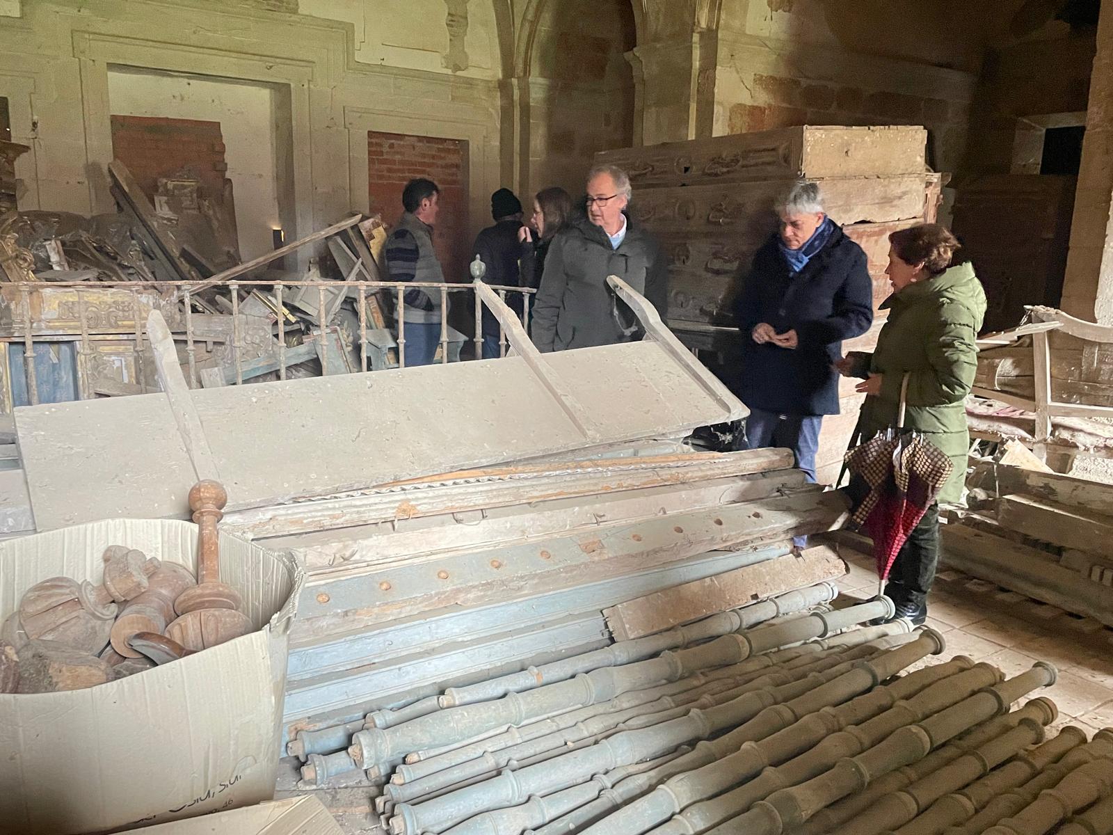 Eduardo Diego en su visita a la sacristía del Monasterio de Sandoval. | L.N.C.