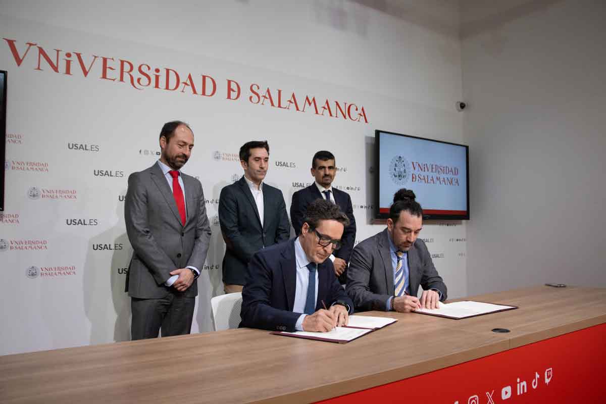 Un momento de la firma del nuevo convenio entre la Universidad de Salamanca y la Fundación Icamcyl. L.N.C.