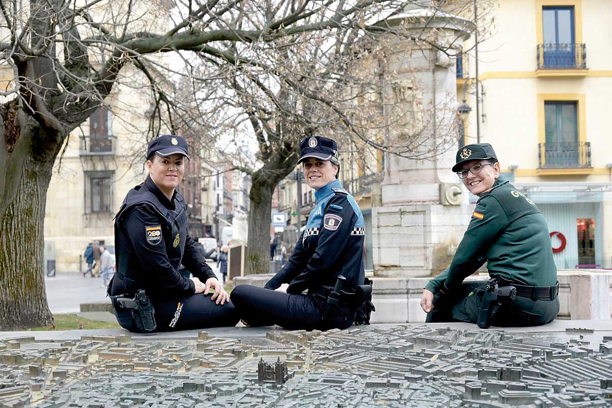 Laura Estrada, Eva Sahagún y Rocío Sahelices son tres leonesas que forman parte de las fuerzas y cuerpos de seguridad del Estado. | MAURICIO PEÑA