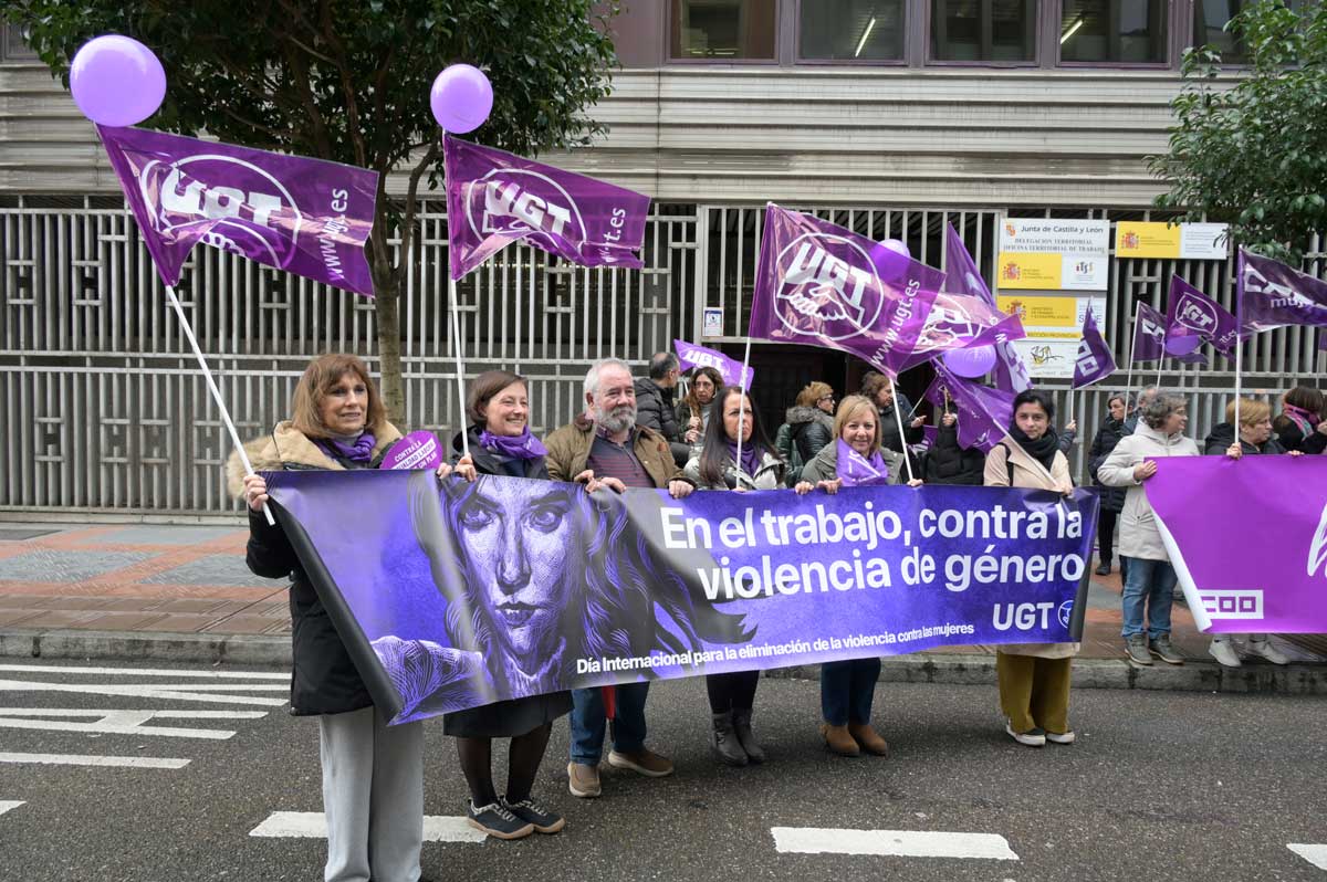 Los sindicatos se concentraron ante la Oficina Territorial de Trabajo de León. | MAURICIO PEÑA