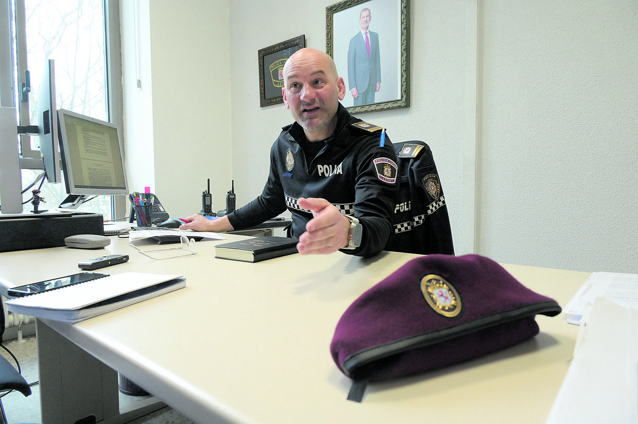 El jefe de la Brigada de Seguridad Ciudadana de la Policía Local de León, José Luis Rivero, durante la entrevista. | MAURICIO PEÑA