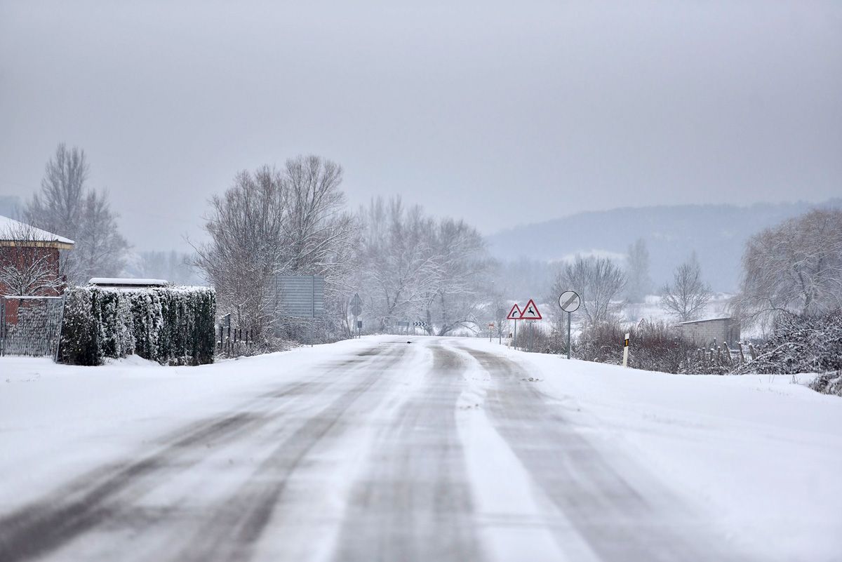 Foto de archivo de una carretera de la provincia leonesa nevada. | SAÚL ARÉN