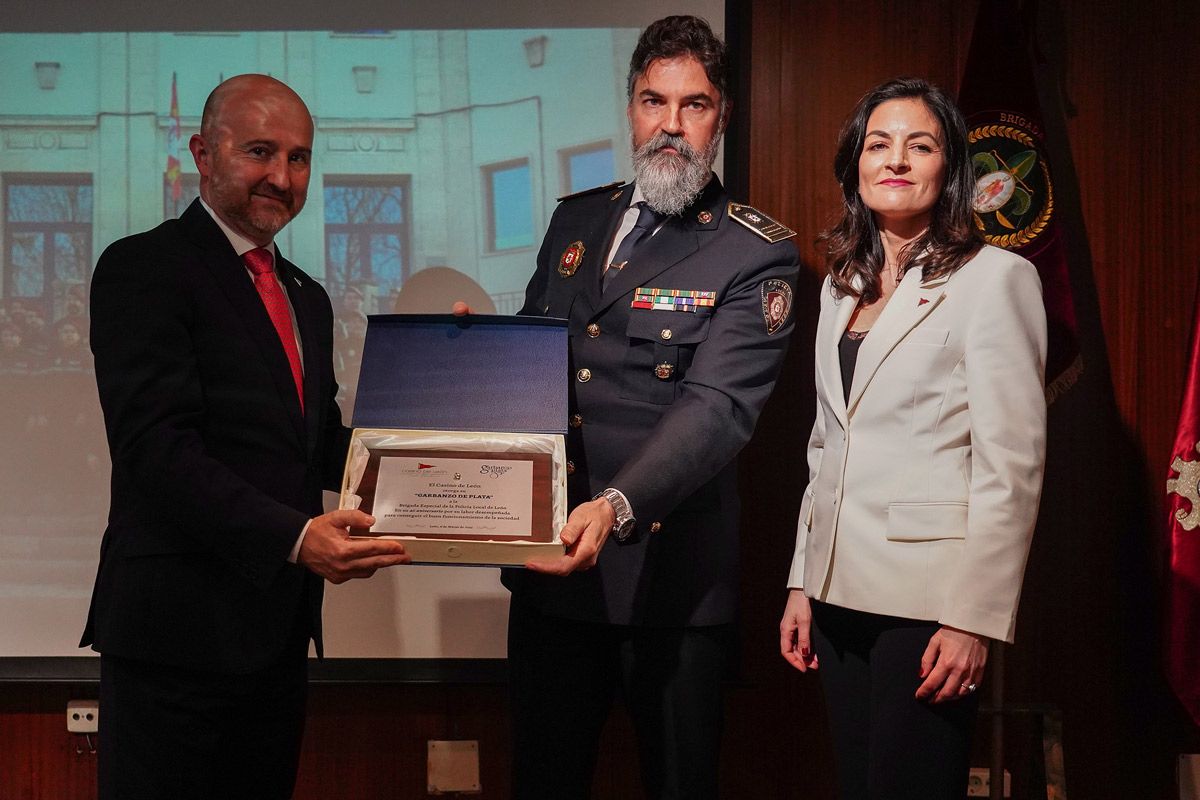 El intendente jefe de la Policía Local, Miguel Ángel Llorente, recogiendo el galardón. | ICAL