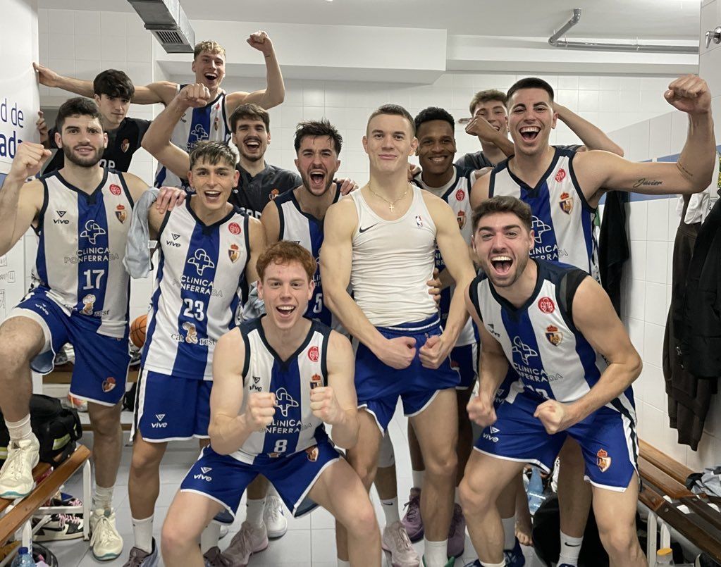 Momento de la celebración del Clínica Ponferrada tras su tercera victoria consecutiva. CLÍNICA PONFERRADA