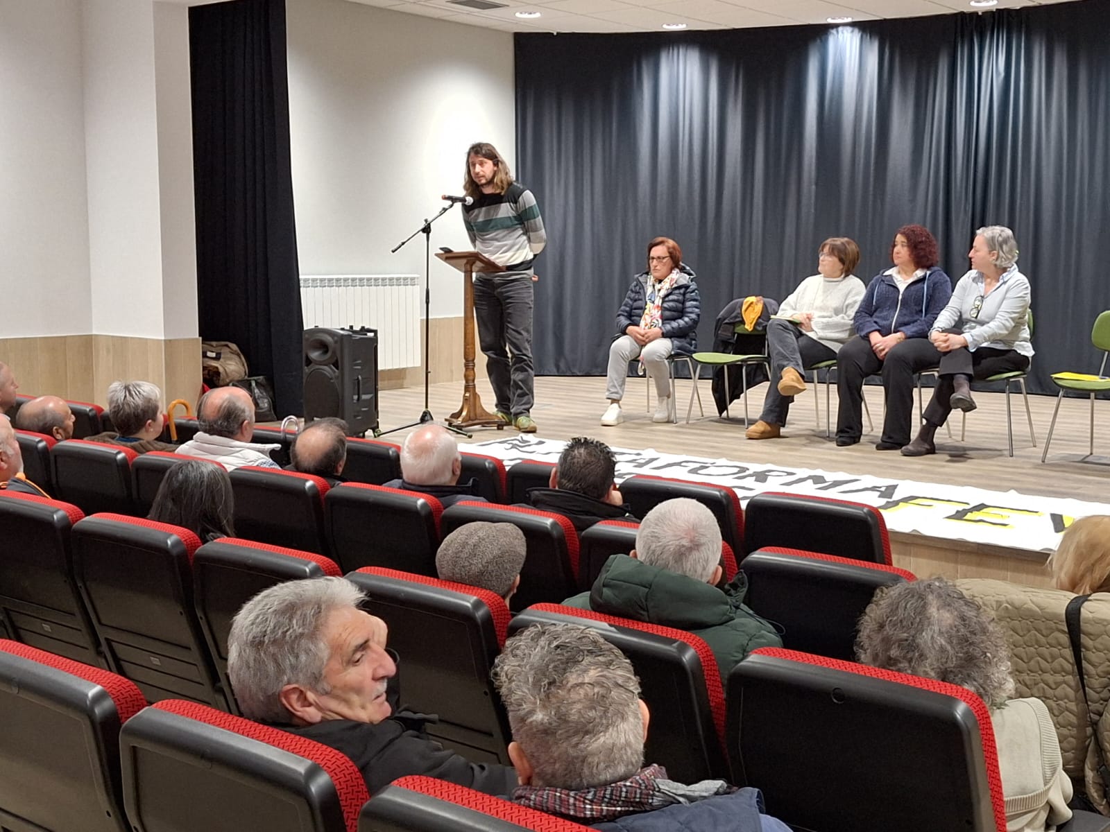 Un instante de la asamblea que la Plataforma en Defensa del Ferrocarril de Vía Estrecha ha celebrado en Cistierna. | LNC