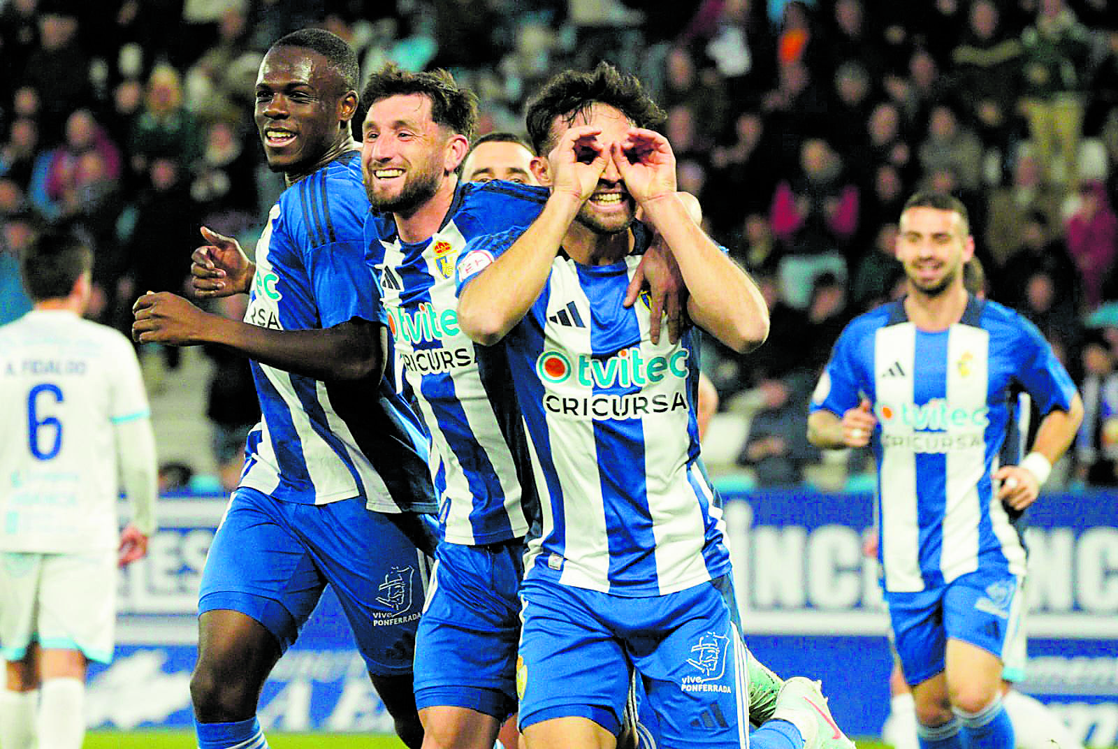 Momento de la celebración del gol de Sibille ante el Ourense. PONFERRADINA