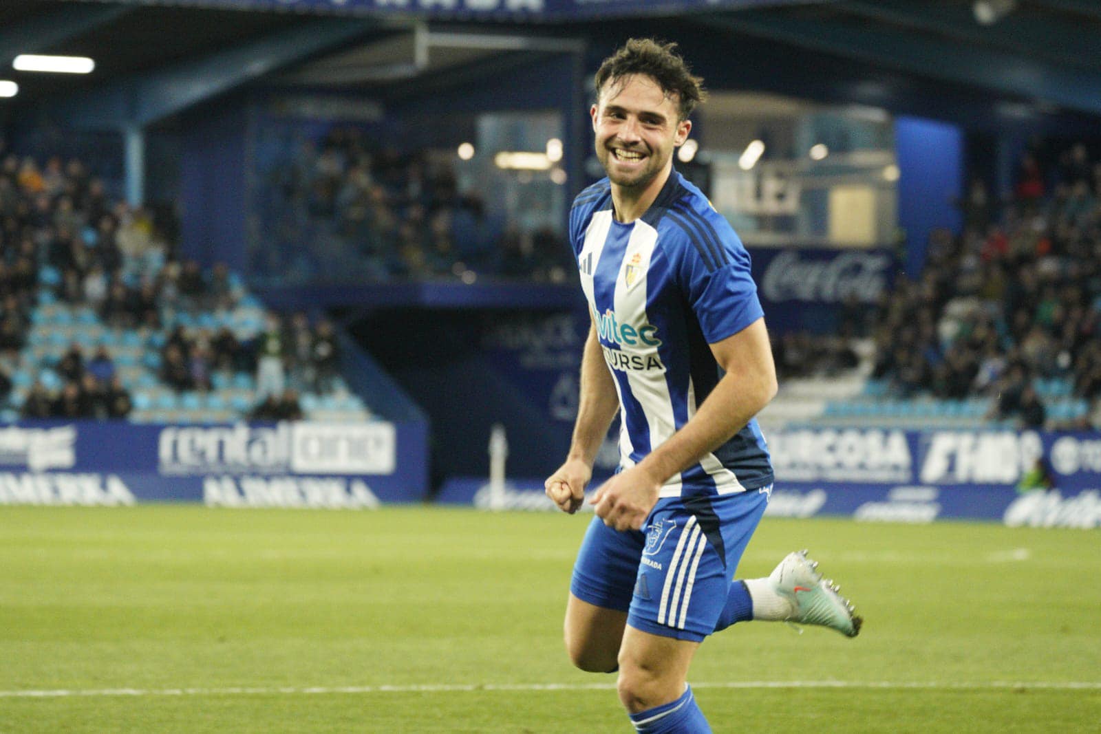 Sibille celebrando el primer tanto de la Ponferradina ante el Ourense. PONFERRADINA