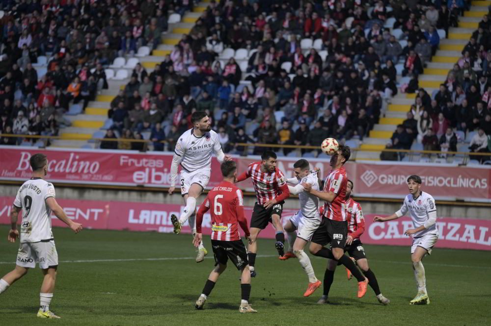 Instante en el que Bolo cabecea el balón que acabaría en gol en propia y en el empate de la Cultural ante el Zamora. | MAURICIO PEÑA