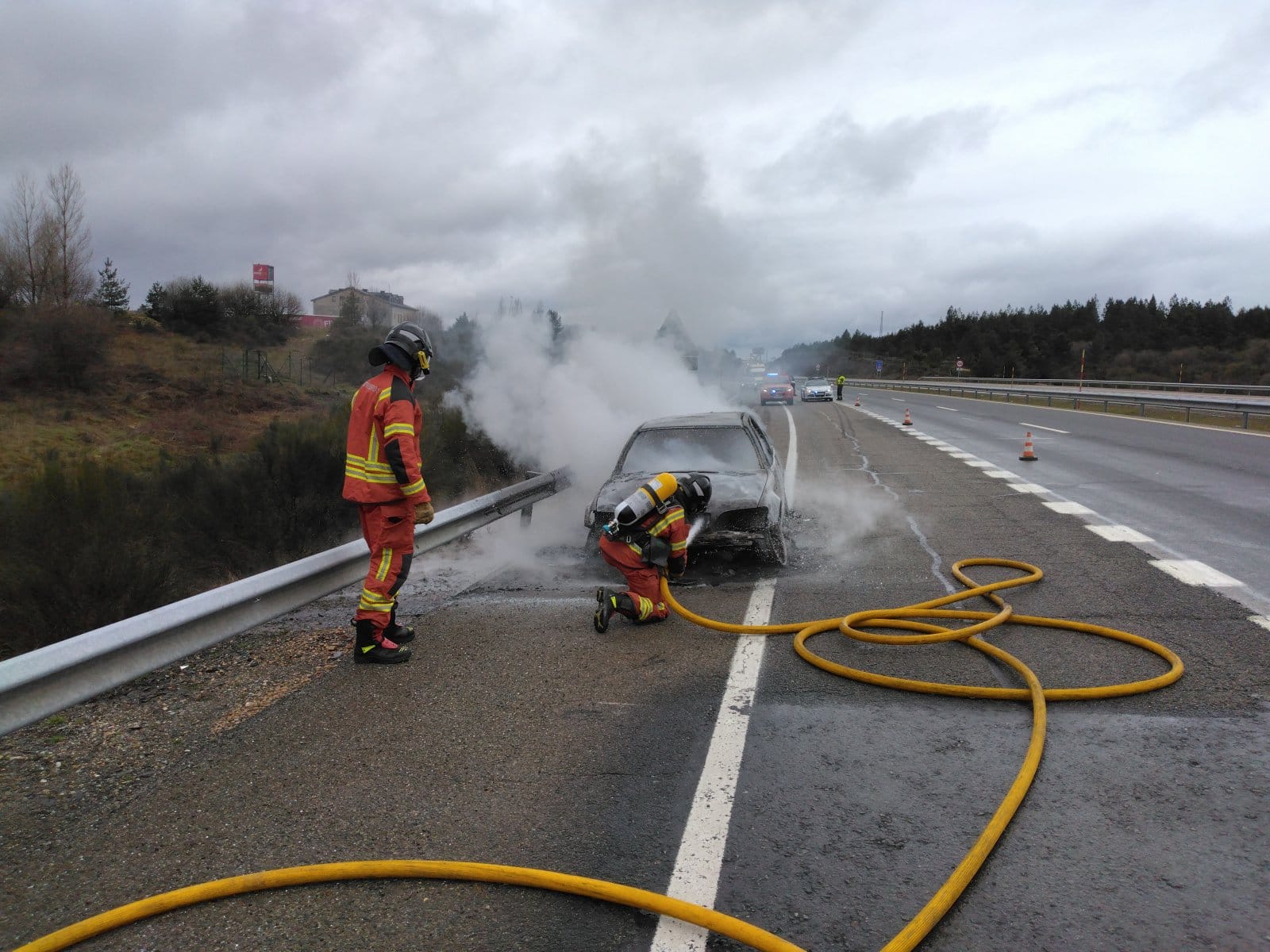 Los bomberos del Sepeis sofocando las llamas del vehículo en la autovía. | L.N.C.