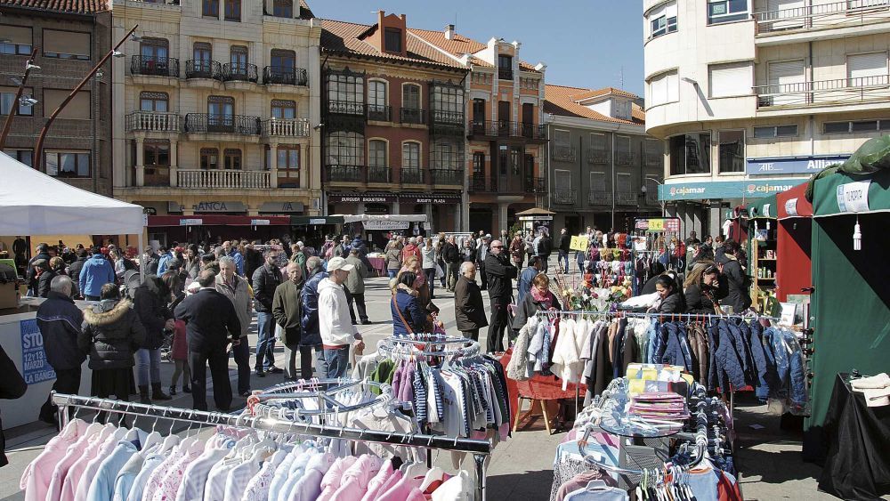 La plaza Mayor de La Bañeza acoge una nueva edición de la feria. | ABAJO