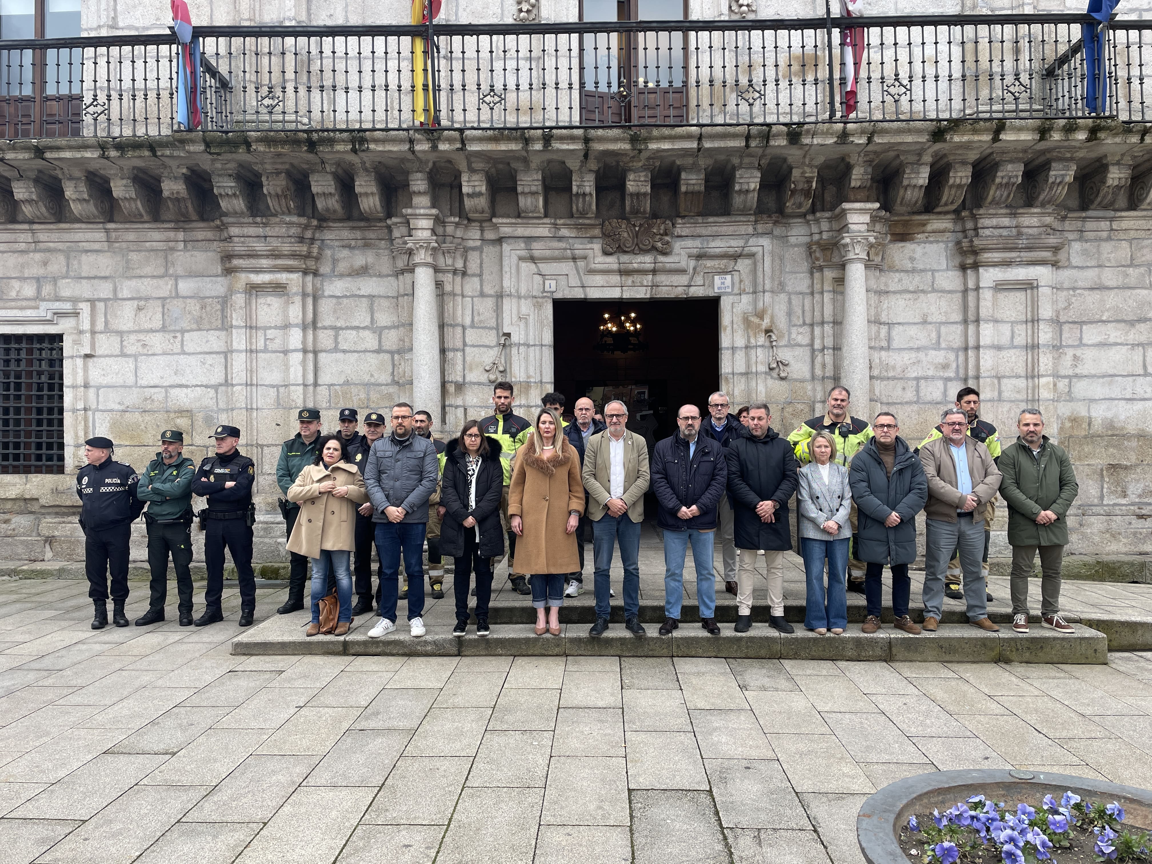 Minuto de silencio frente al Ayuntamiento de Ponferrada. | JAVIER FERNÁNDEZ