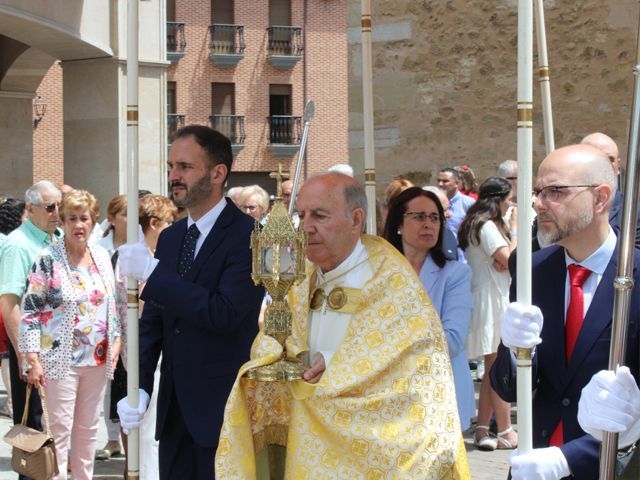 El párroco Salvador Valbuena Turienzo durante una procesión en Coyanza. |L.N.C.