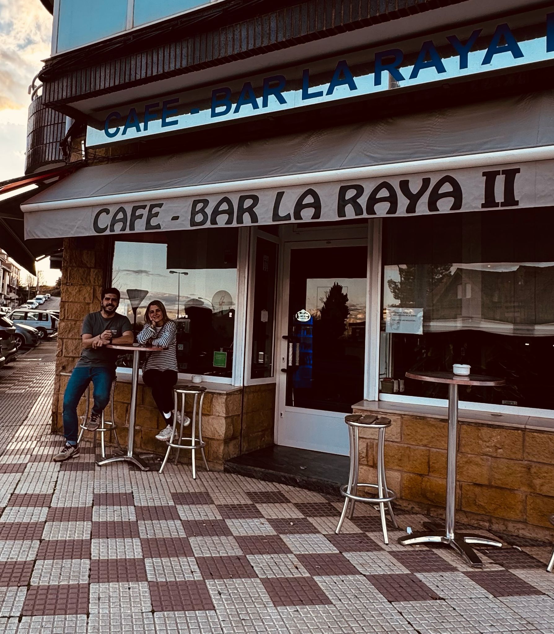 Mateo Cembranos, vecino de Villaobispo, ha reabierto el conocido bar La Raya de Villaquilambre. | L.N.C.