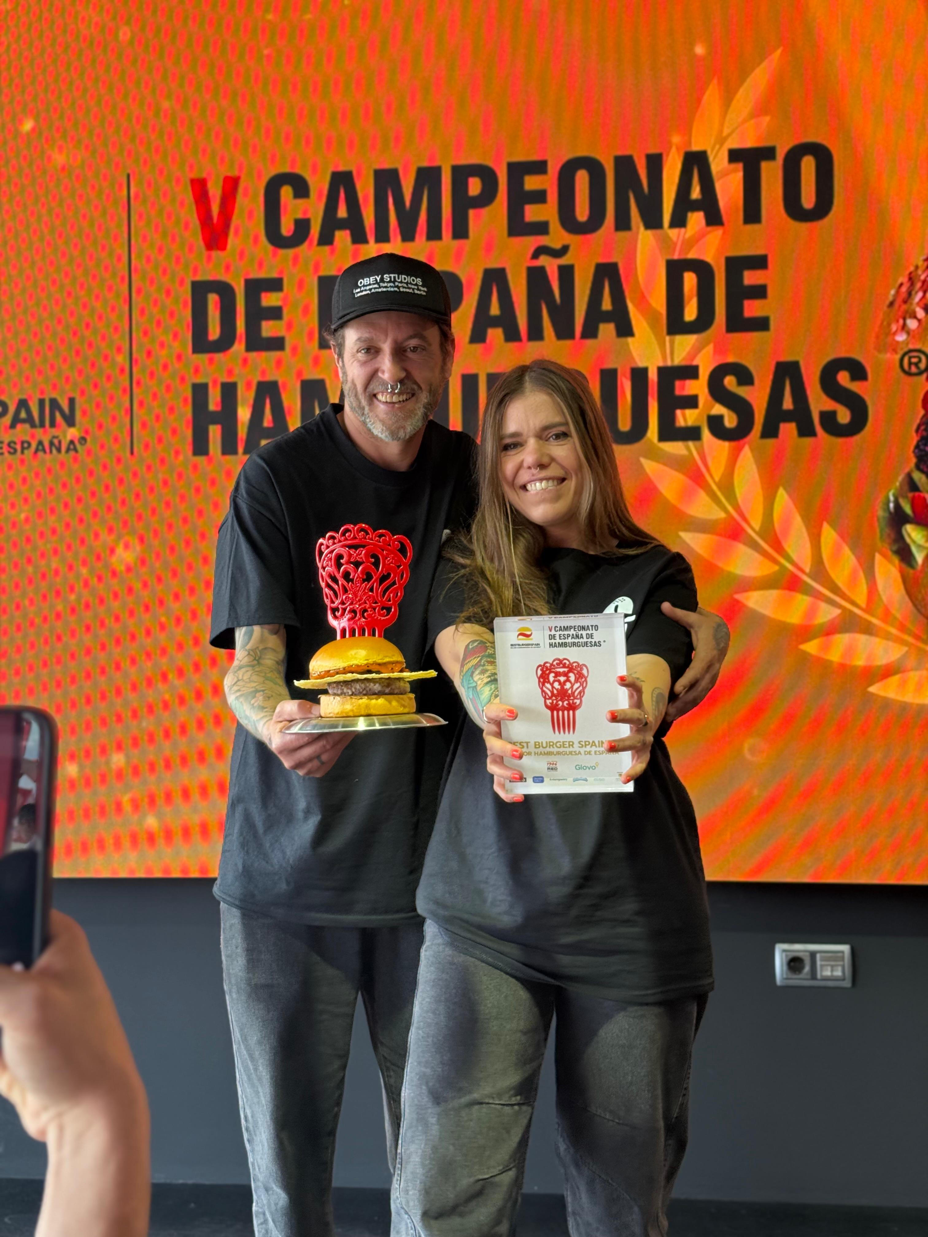 Jorge y Shara, de The Carnivan, con la hamburguesa que les ha hecho ganar el campeonato de España, la EM2. | L.N.C.